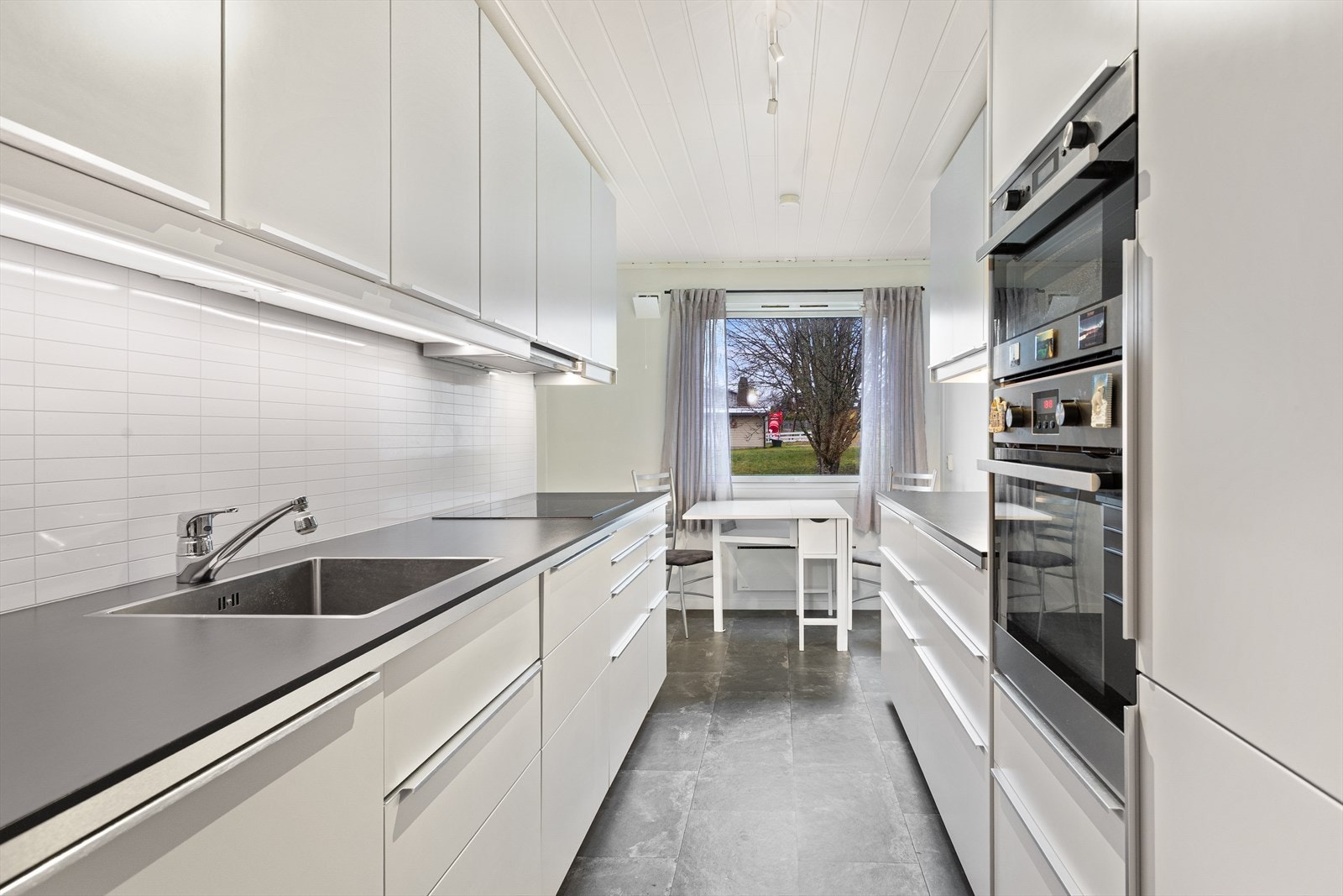 Flott kjøkken med spisekrok. Galleribilde