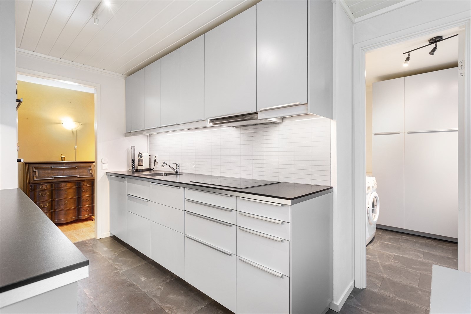 Fra kjøkkenet er det inngang til vaskerom. Galleribilde