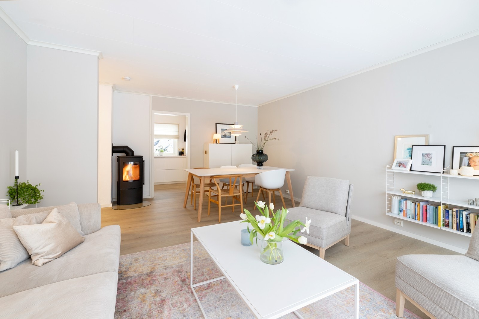 Stue med god plass til spisebord Galleribilde