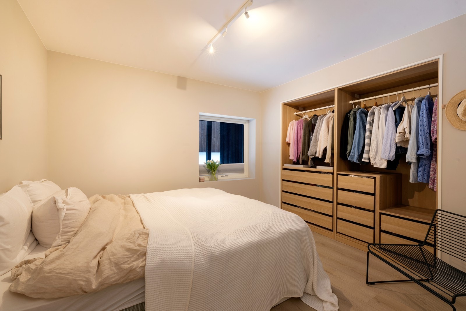 Soverom med god garderobeløsning Galleribilde