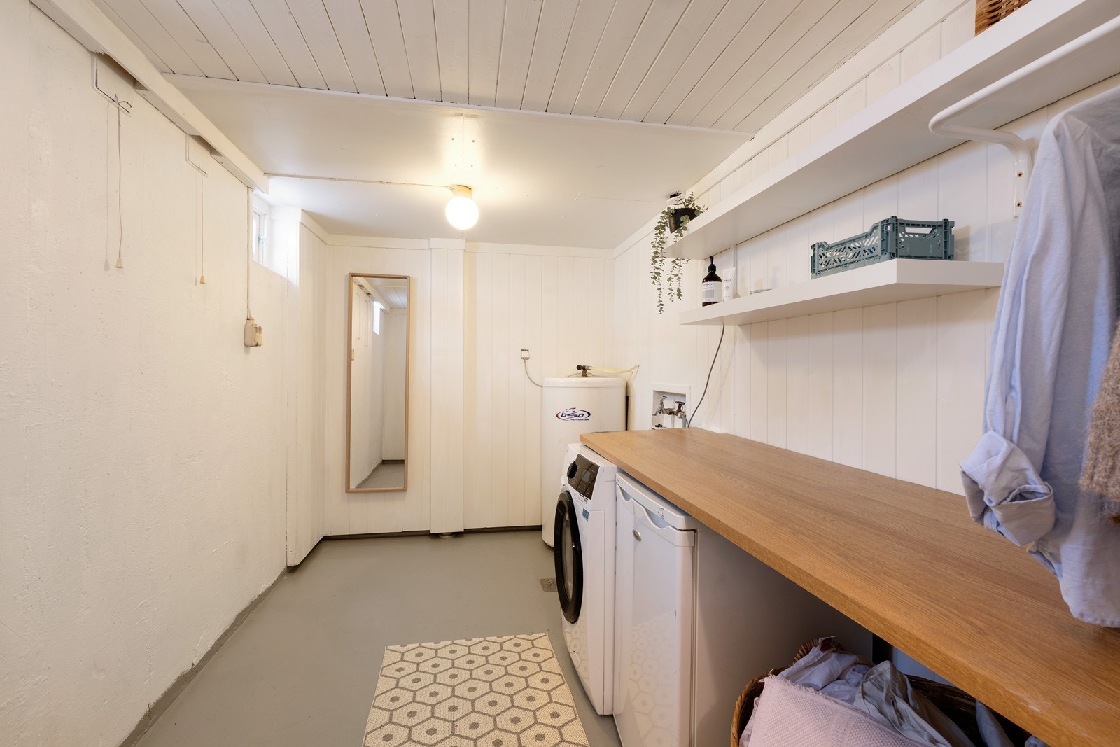 Vaskerom med benkeplass og hylleløsninger Galleribilde