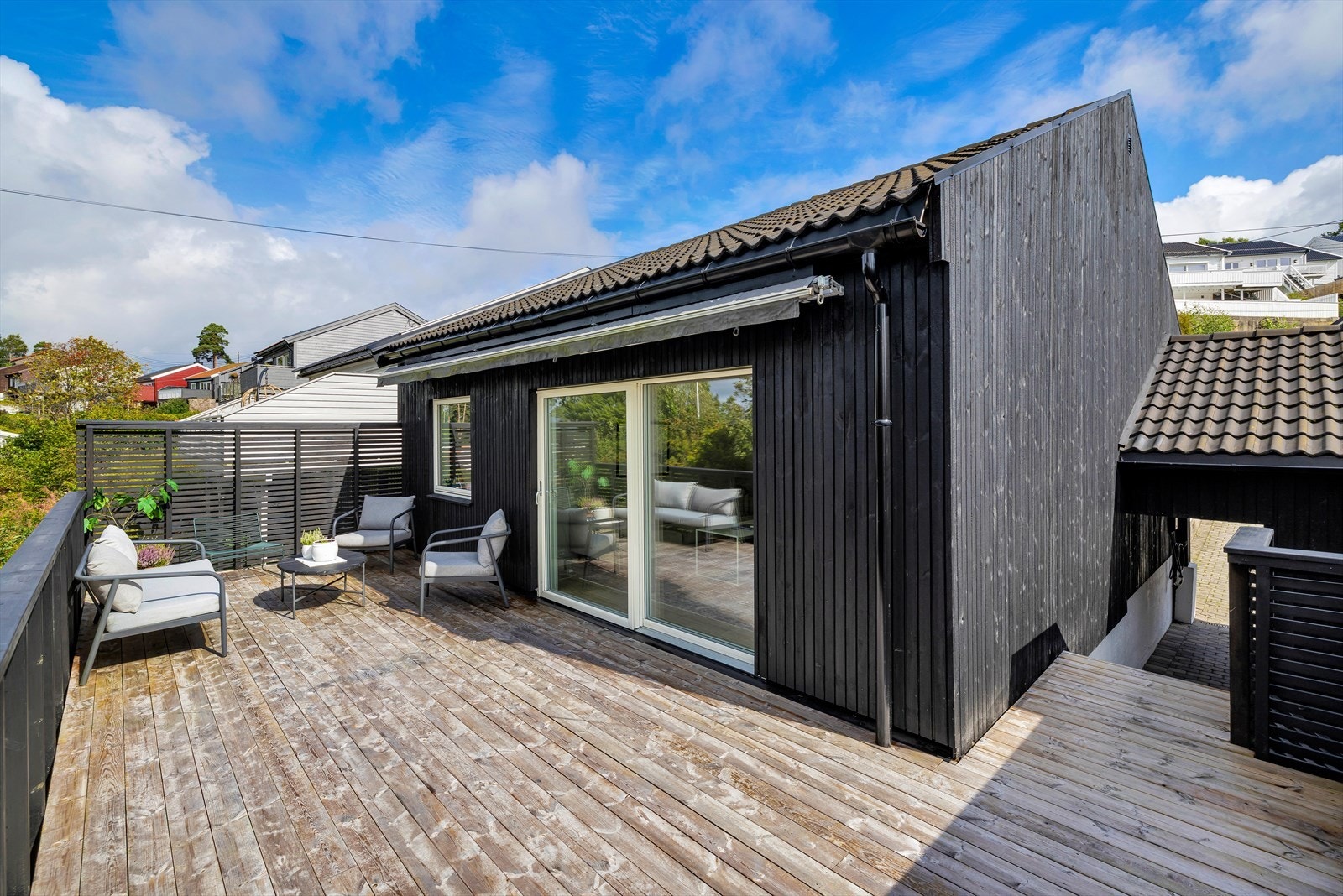 Terrasse med god plass til både spisebord og sofagruppe. God adkomst via skyvedør fra stue Galleribilde