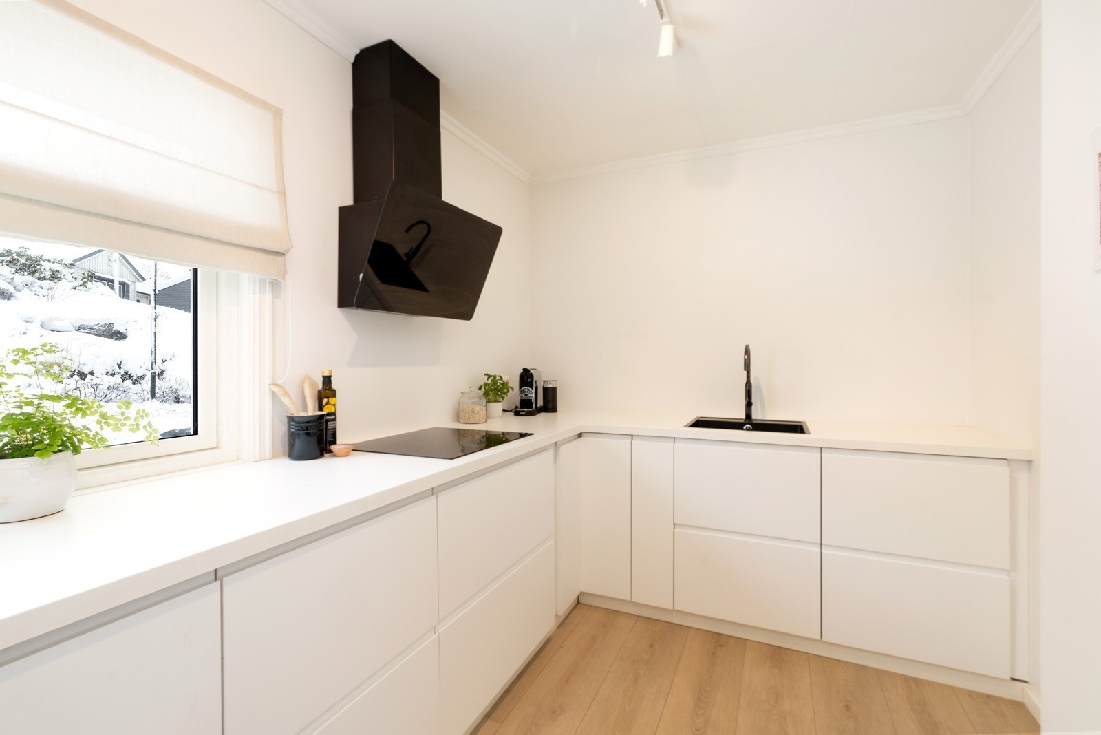 Moderne hvitt Ikea-kjøkken fra 2020 Galleribilde