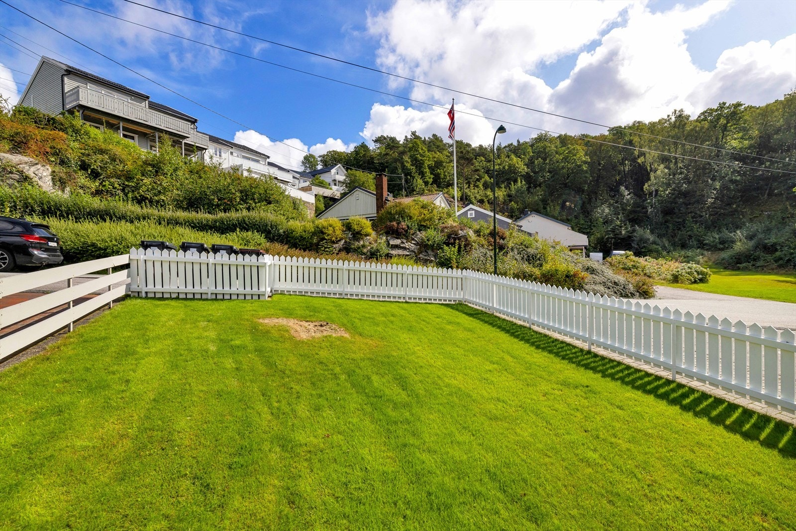 Det er trygg og kort skolevei både til Vardåsen barneskole og Haumyrheia ungdomsskole som kun ligger noen få hundre meter fra boligen Galleribilde