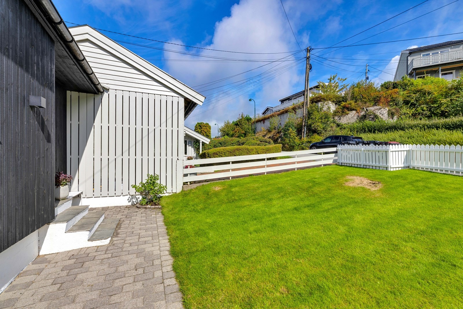 Lettstelt tomt ved inngangsparti Galleribilde