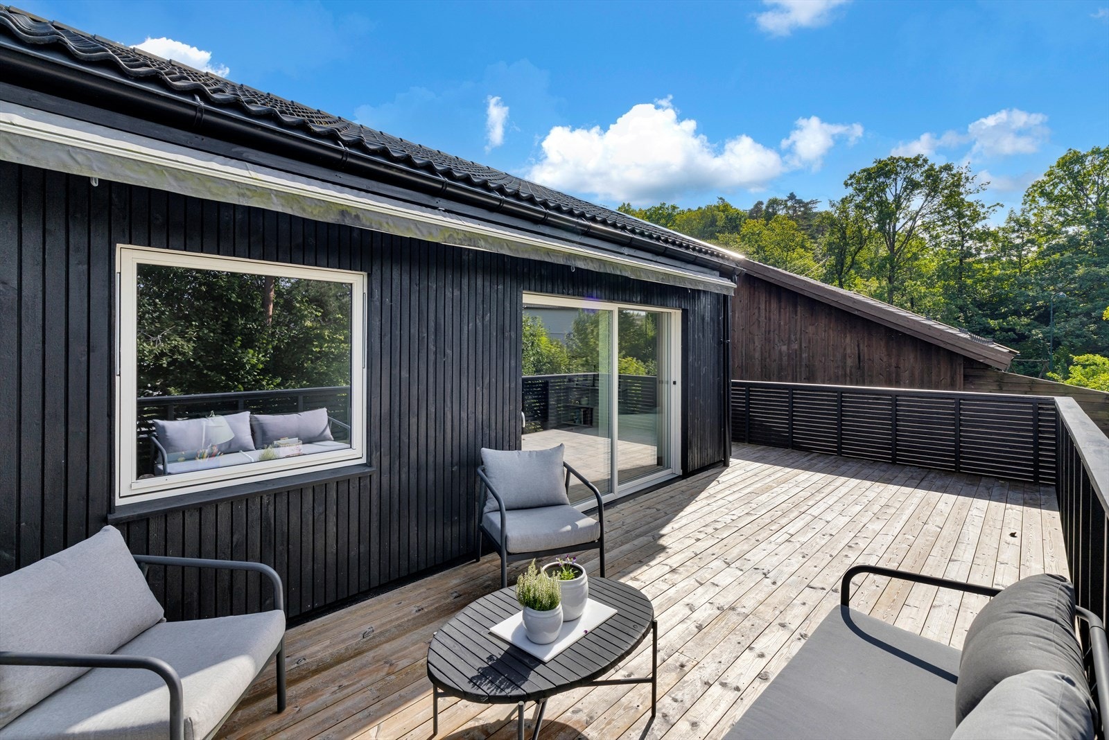 Boligen er oppgradert med nyere, moderne kledning. Markise medfølger Galleribilde