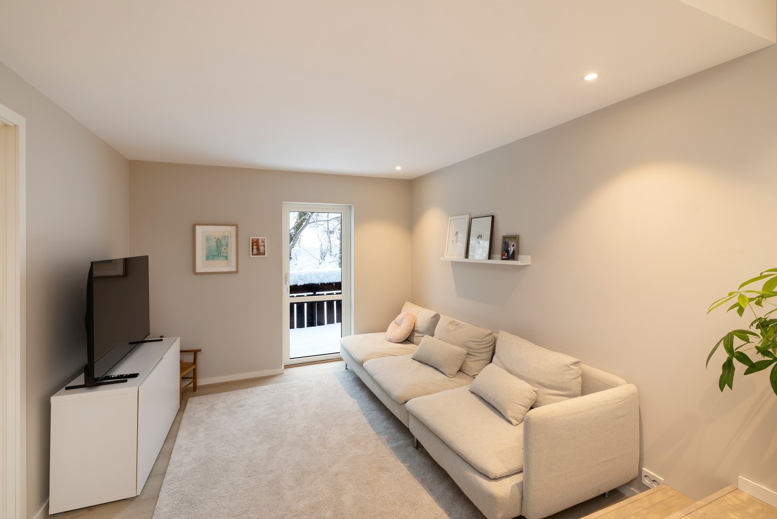 Kjellerstue med utgang til platting Galleribilde