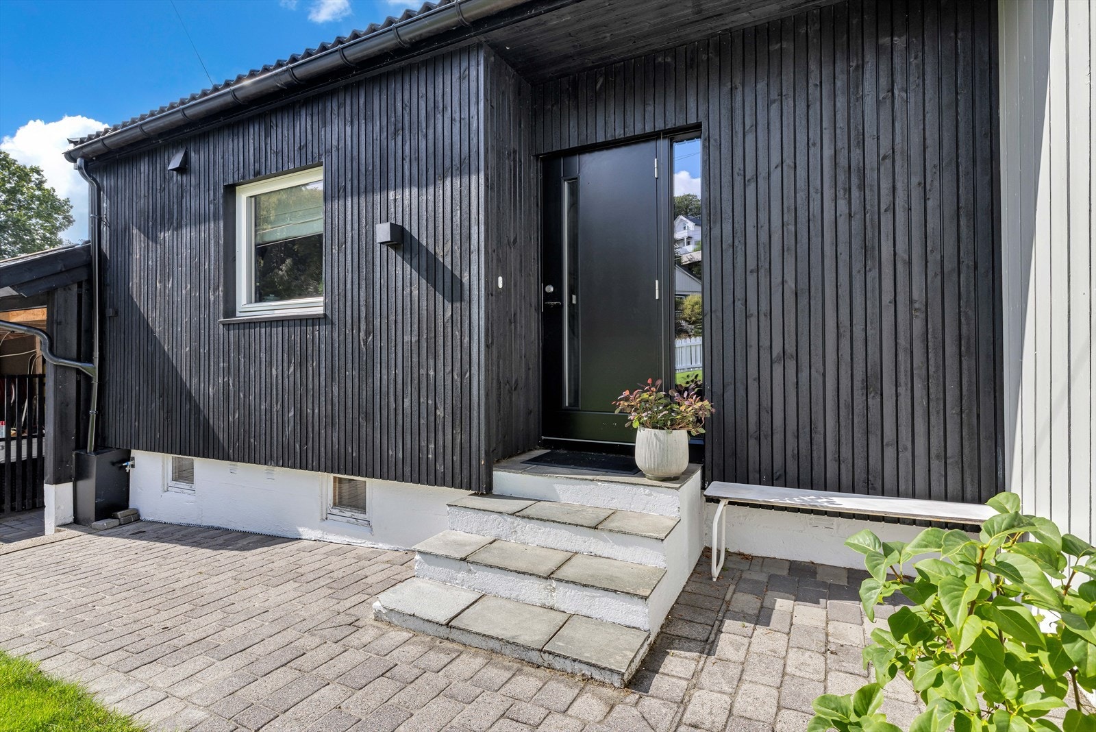 Trivelig inngangsparti med en lun og fin uteplass Galleribilde