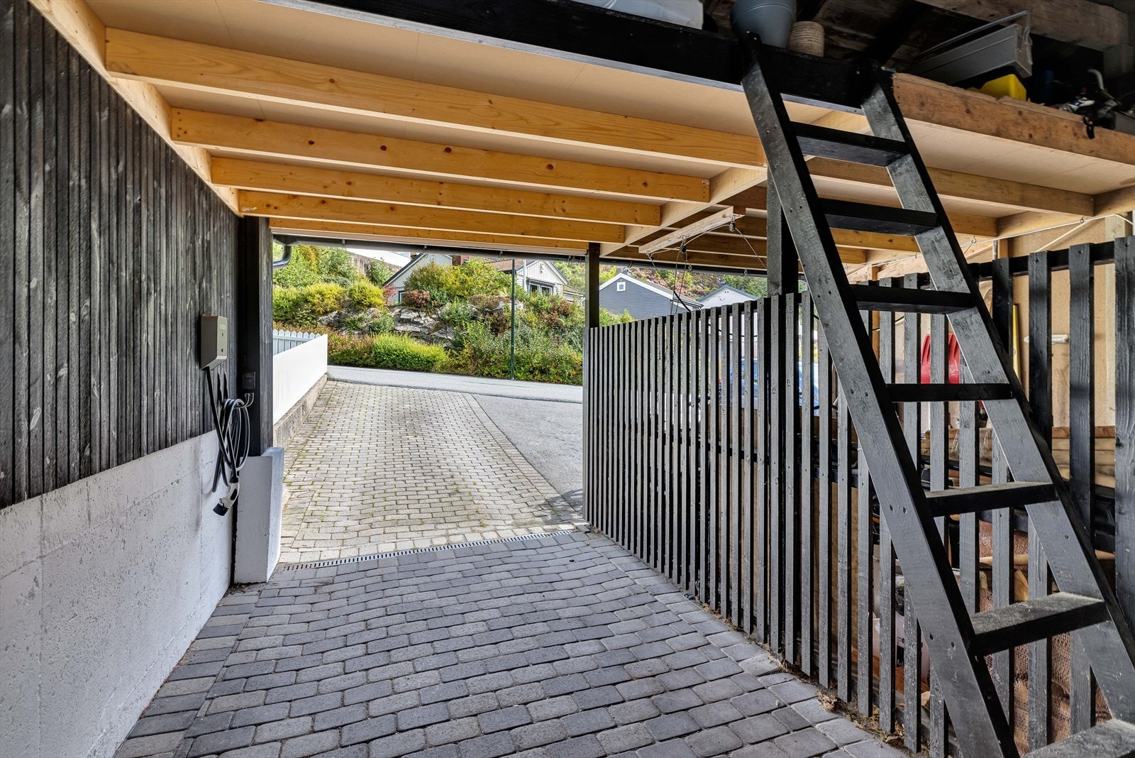 Carport med hemsløsning for oppbevaring Galleribilde