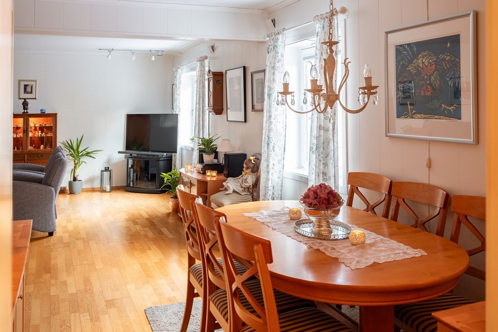 Stuerommet strekker seg over 29,5m² og kan naturlig deles inn i flere møbleringssoner med spiseseksjon og sofakrok. Galleribilde