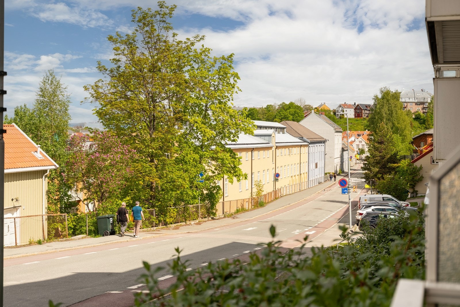 Dersom du ønsker og bo i en rolig og skjermet gate, men samtidig ha umiddelbar nærhet til "alt" du trenger i hverdagen, er dette boligen for deg! Galleribilde