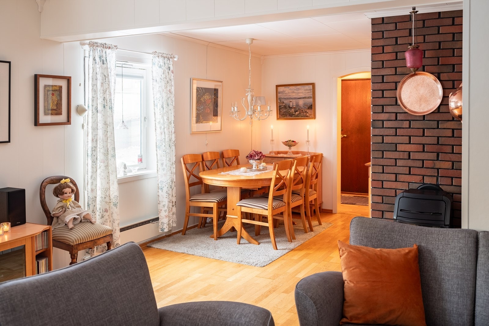 Boligen varmes opp ved vedfyring, som både bidrar til reduserte energikostnader og en lun atmosfære. Galleribilde