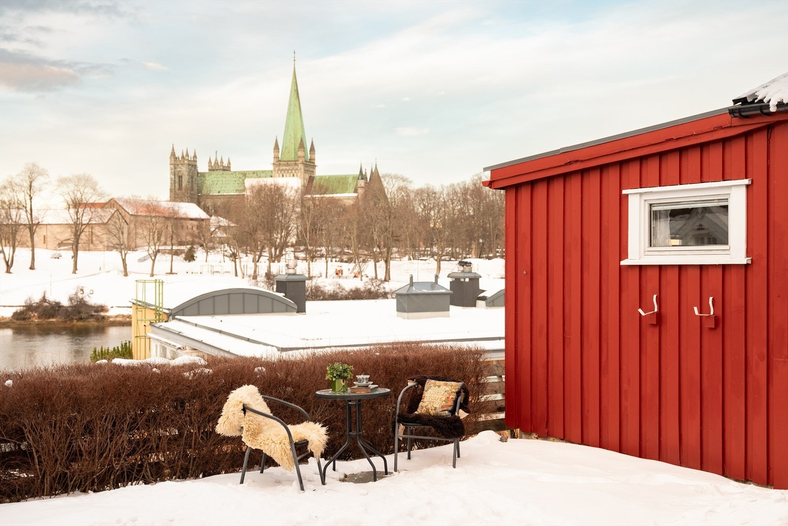 Boligen har utsøkt beliggenhet med fantastisk utsikt mot Nidarosdomen og Nidelva. Galleribilde