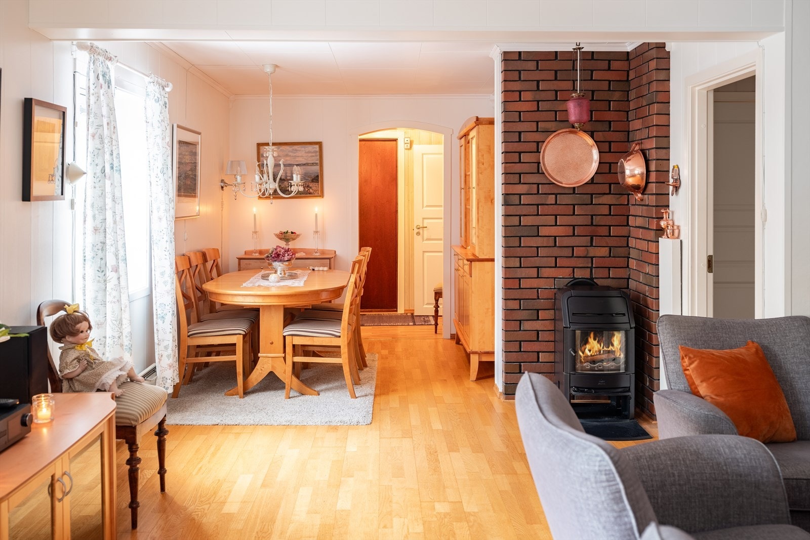 Velkommen inn - I 1. etasje så finner vi trapperom, vindfang, gang, baderom, wc, 4 soverom, stue/spisestue og kjøkken. Galleribilde