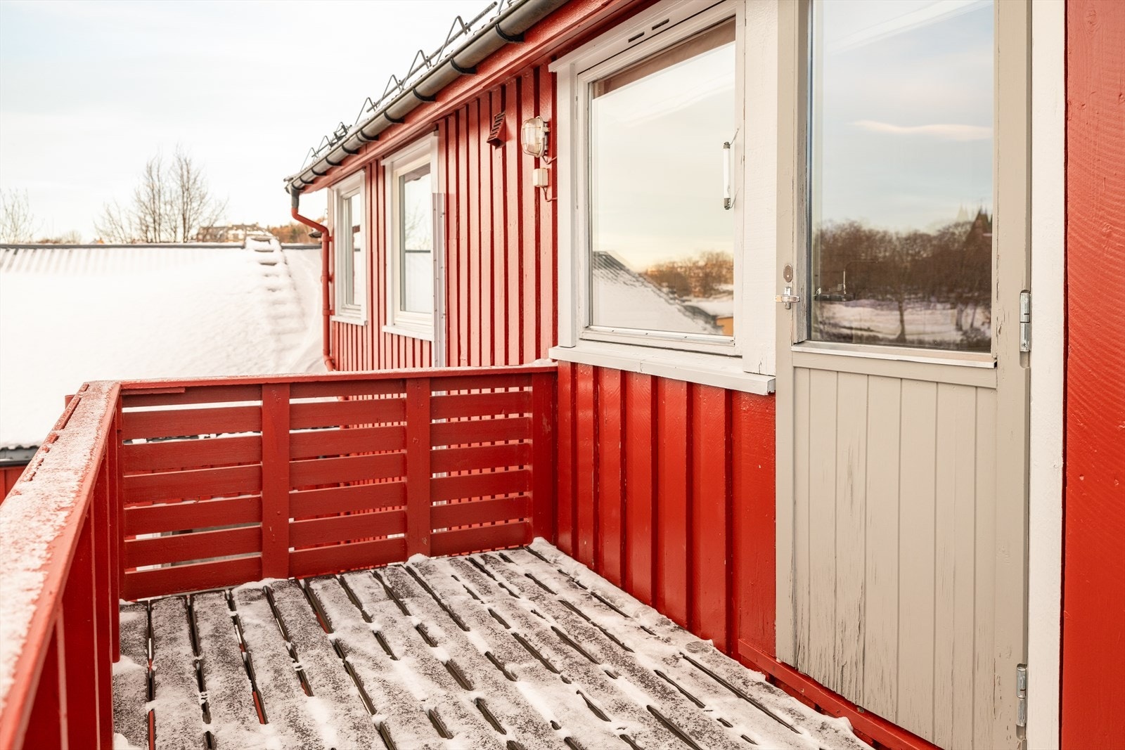 I 2. etasje er det en solrik og romslig balkong på 6m². Galleribilde