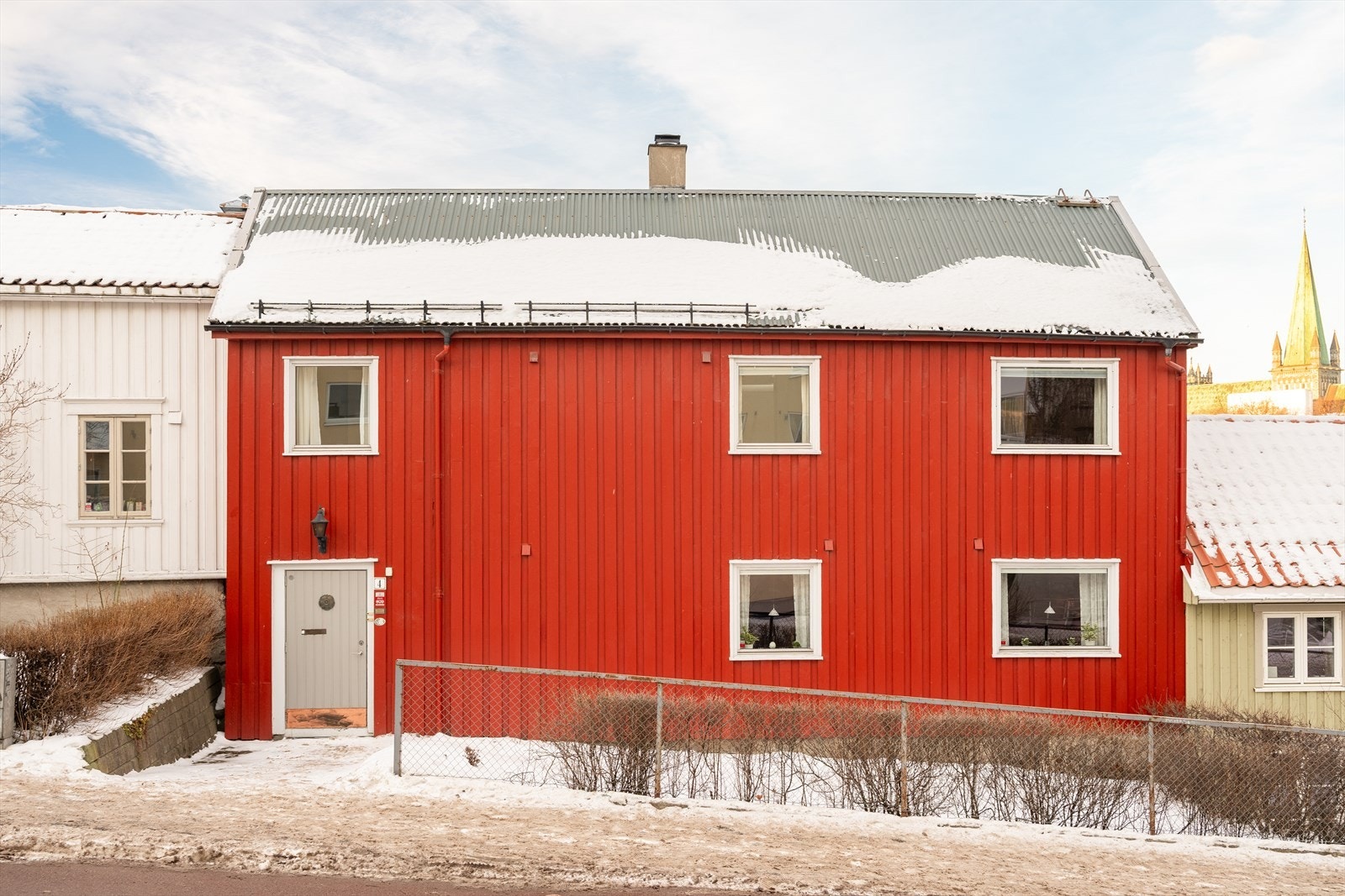 Det er plass til å parkere en bil på egen tomt. Det er også mulig å leie parkeringsplass i parkeringshus i området. Ellers gjelder parkering i området etter kommunens bestemmelser. Galleribilde