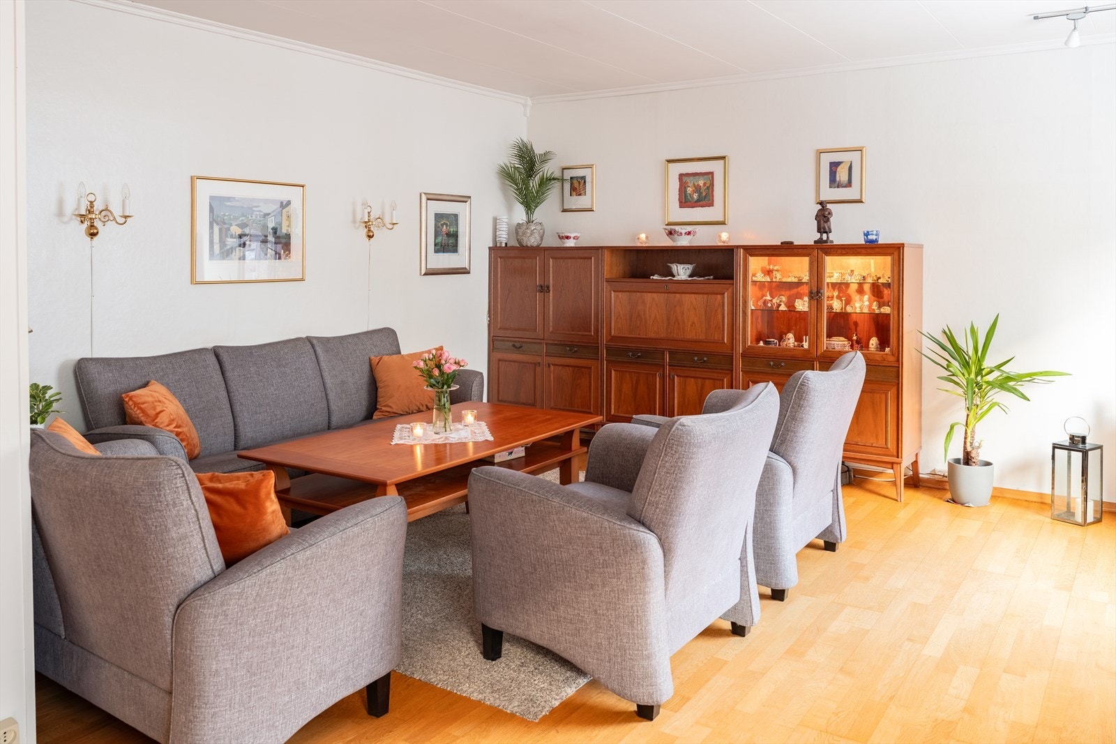 Boligen har rikelig med vindusflater og oppleves lys og luftig. Galleribilde