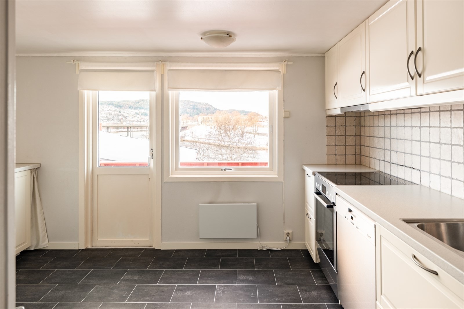 I 2. etasje finner vi trapperom, vindfang, kjøkken, stue, spisestue, toalett, bod, gang, soverom og bad. Galleribilde