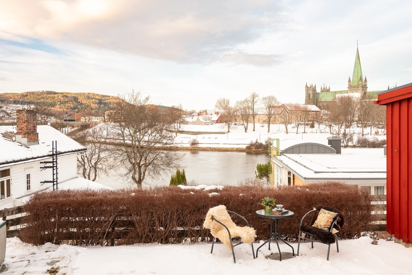 Boligen strekker seg over 217m² BRA og kan brukes som en bolig, eller som to enheter. Galleribilde
