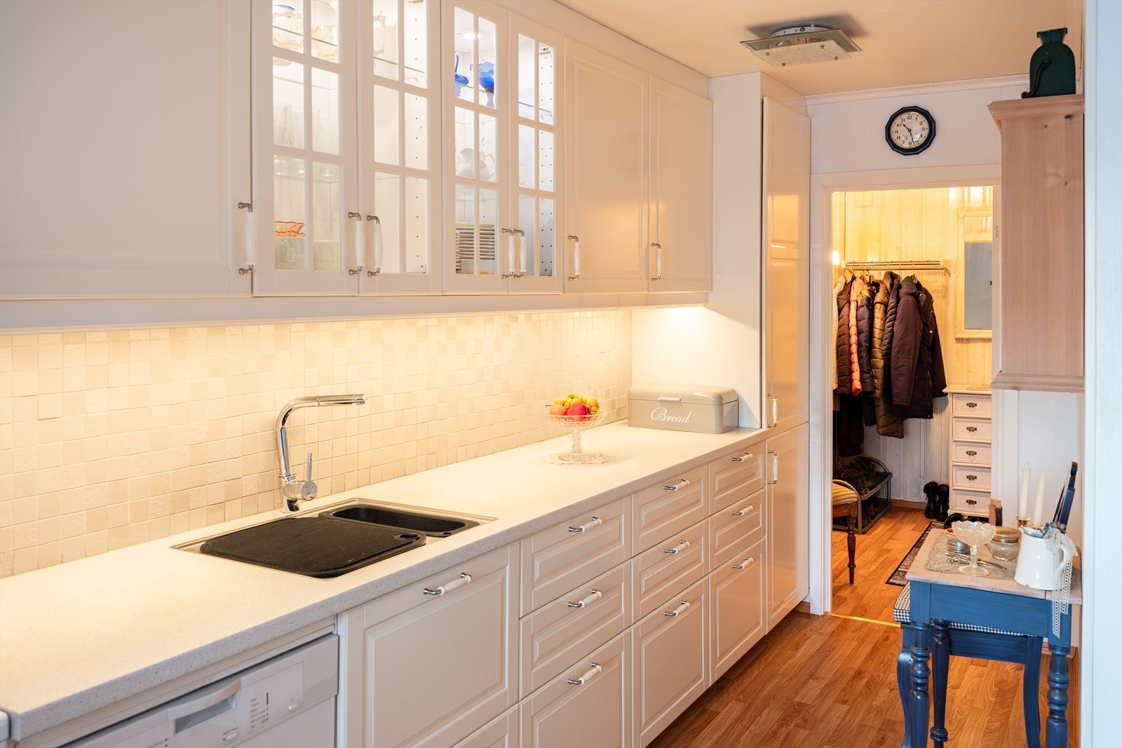 Hvitevarer som oppvaskmaskin, kjøle- og fryseskap, platetopp og komfyr medfølger handelen. Galleribilde