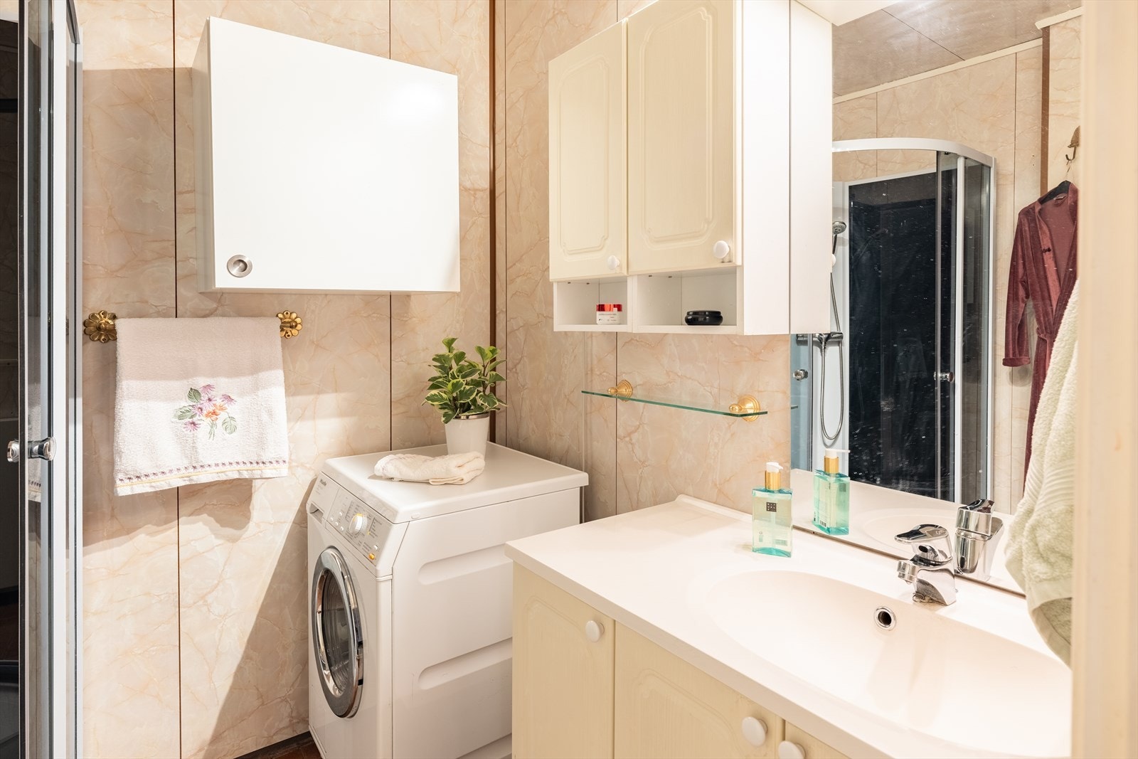 Badet er på 3,5m² og har opplegg til vaskemaskin. Galleribilde