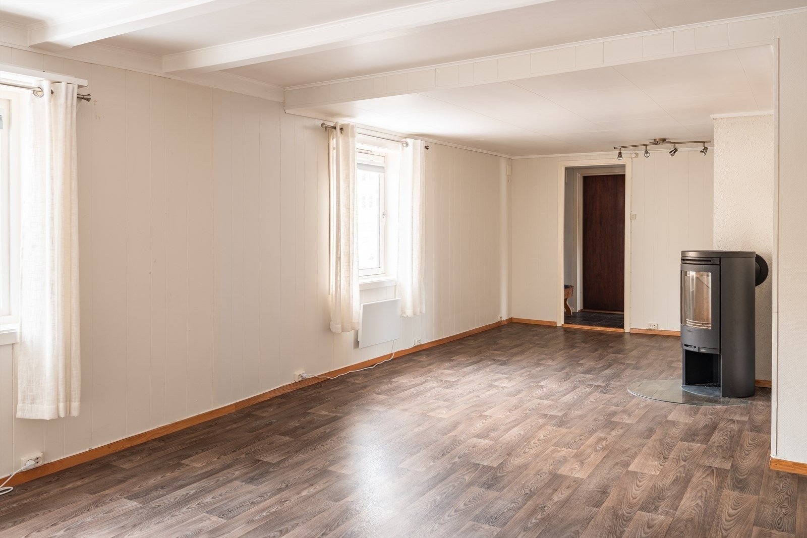 Stuerommet er på hele 30,5m² og her er det også vedfyring. Galleribilde