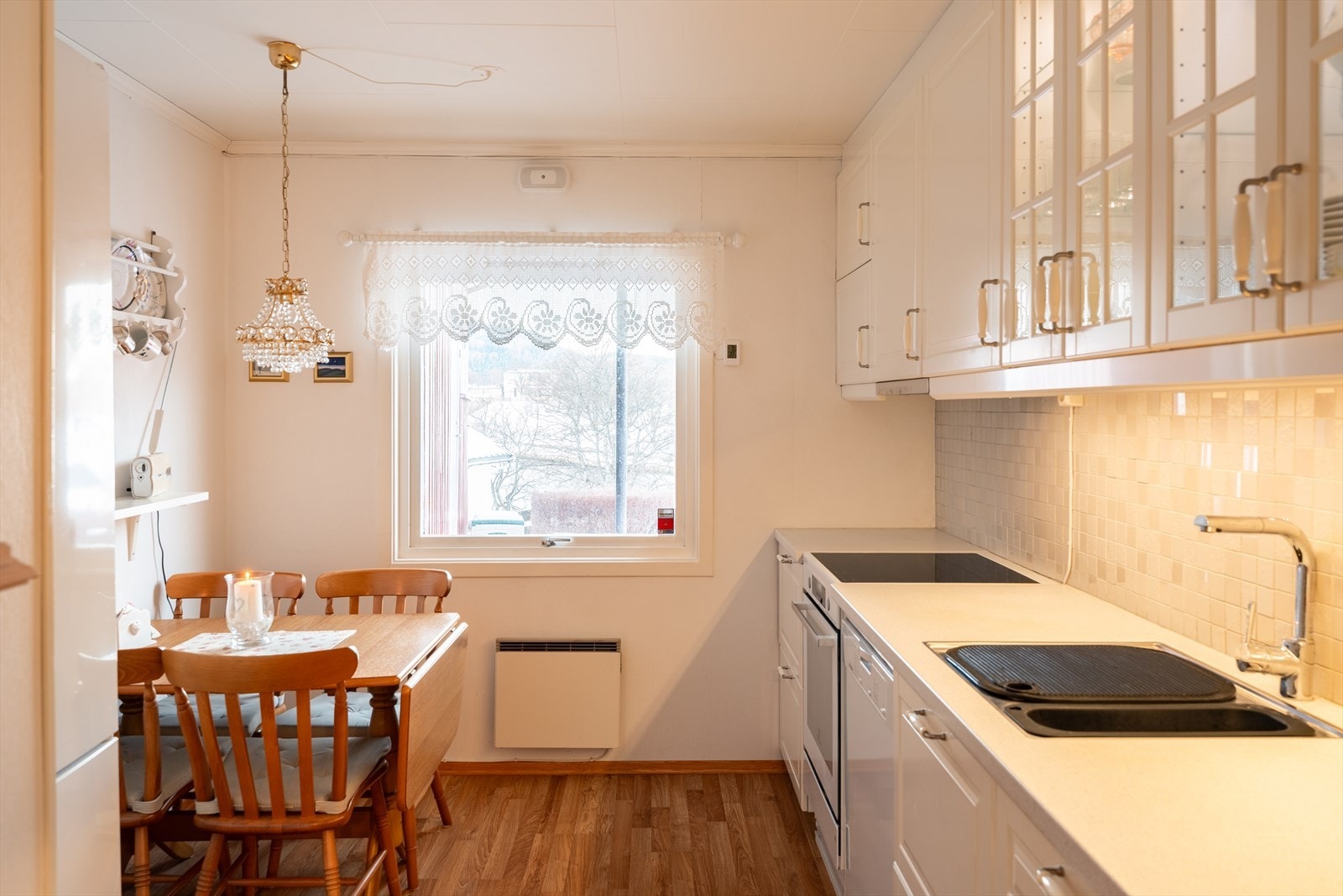 Kjøkkenet ligger adskilt, men i tilknytning til stue og er på 11m². Galleribilde