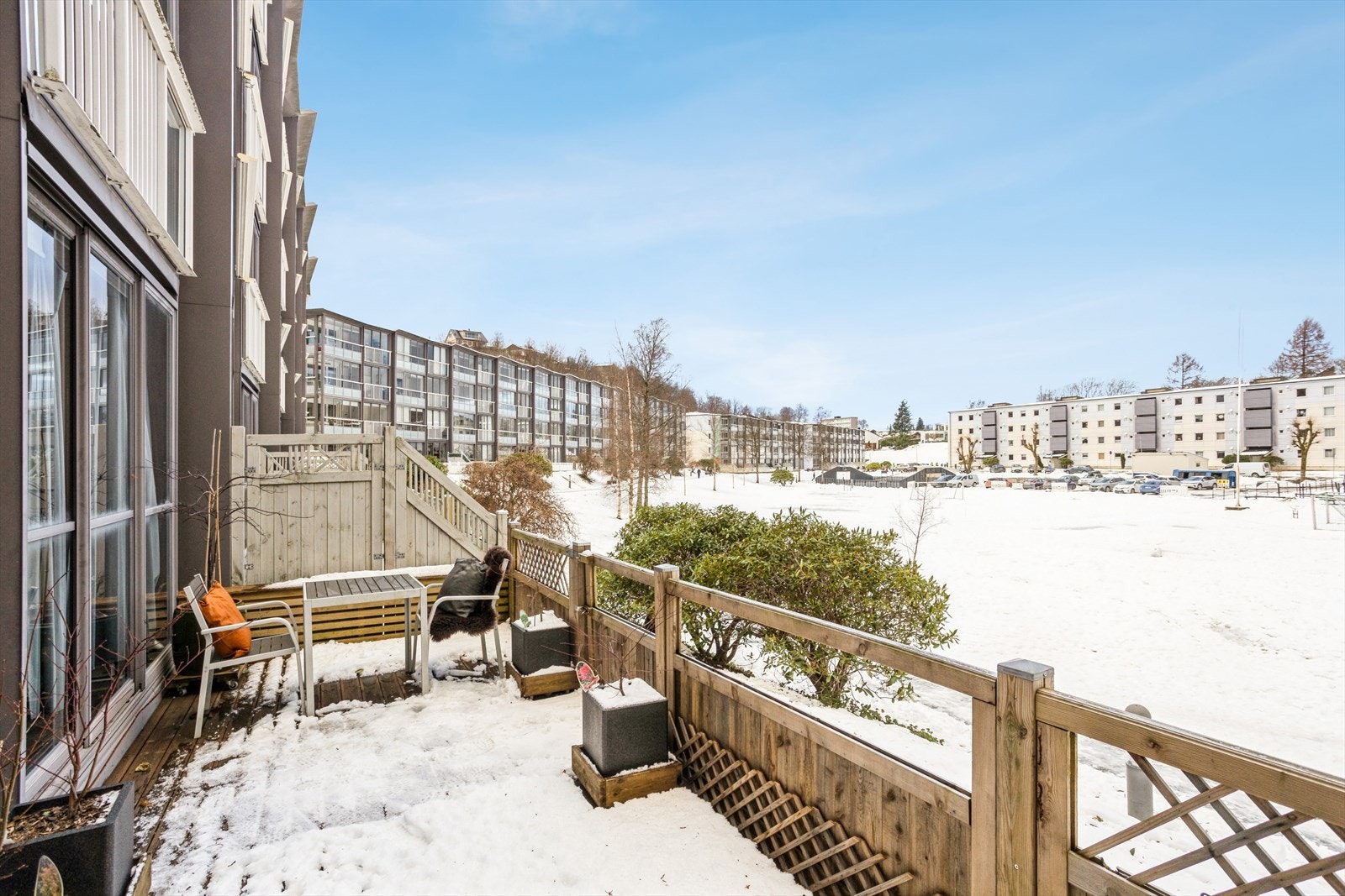 Videre er det utgang til stor terrasse med svært gode solforhold. Her kan du innrede med fine utemøbler, planter og blomster når våren kommer! Galleribilde
