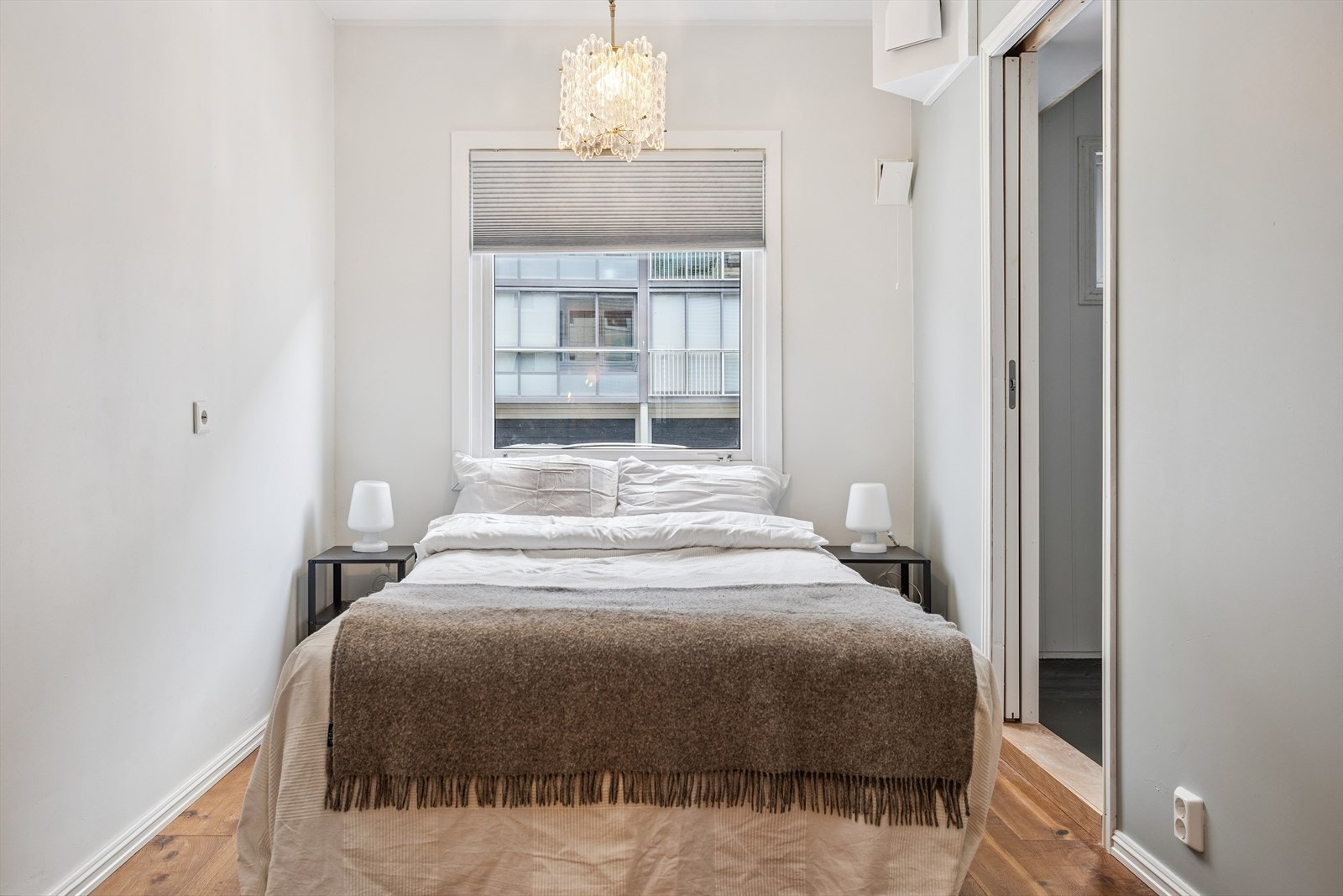 Soverommet er av god størrelse med plass til dobbeltseng, nattbord og skap/kommode. Galleribilde