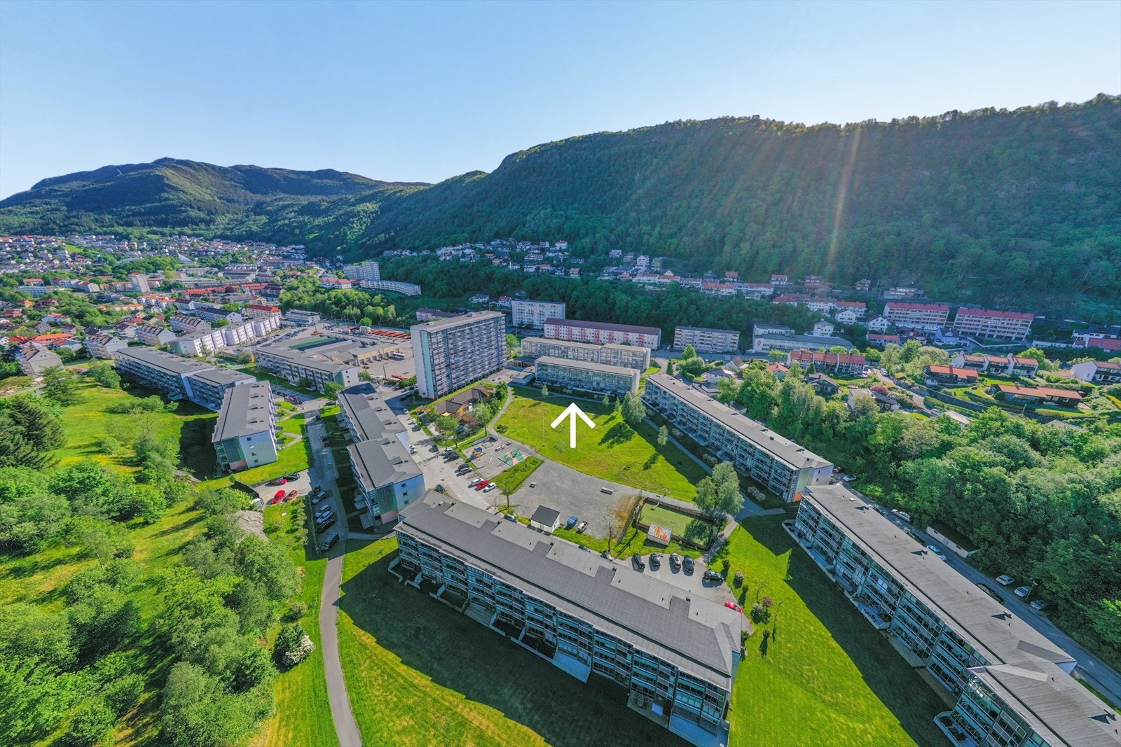 Legg merke til grøntarealet rett utenfor leiligheten. Blokken ligger slik at en får solen tidligere enn resten av tomten, og har derfor fått navnet "Solblokken". Galleribilde