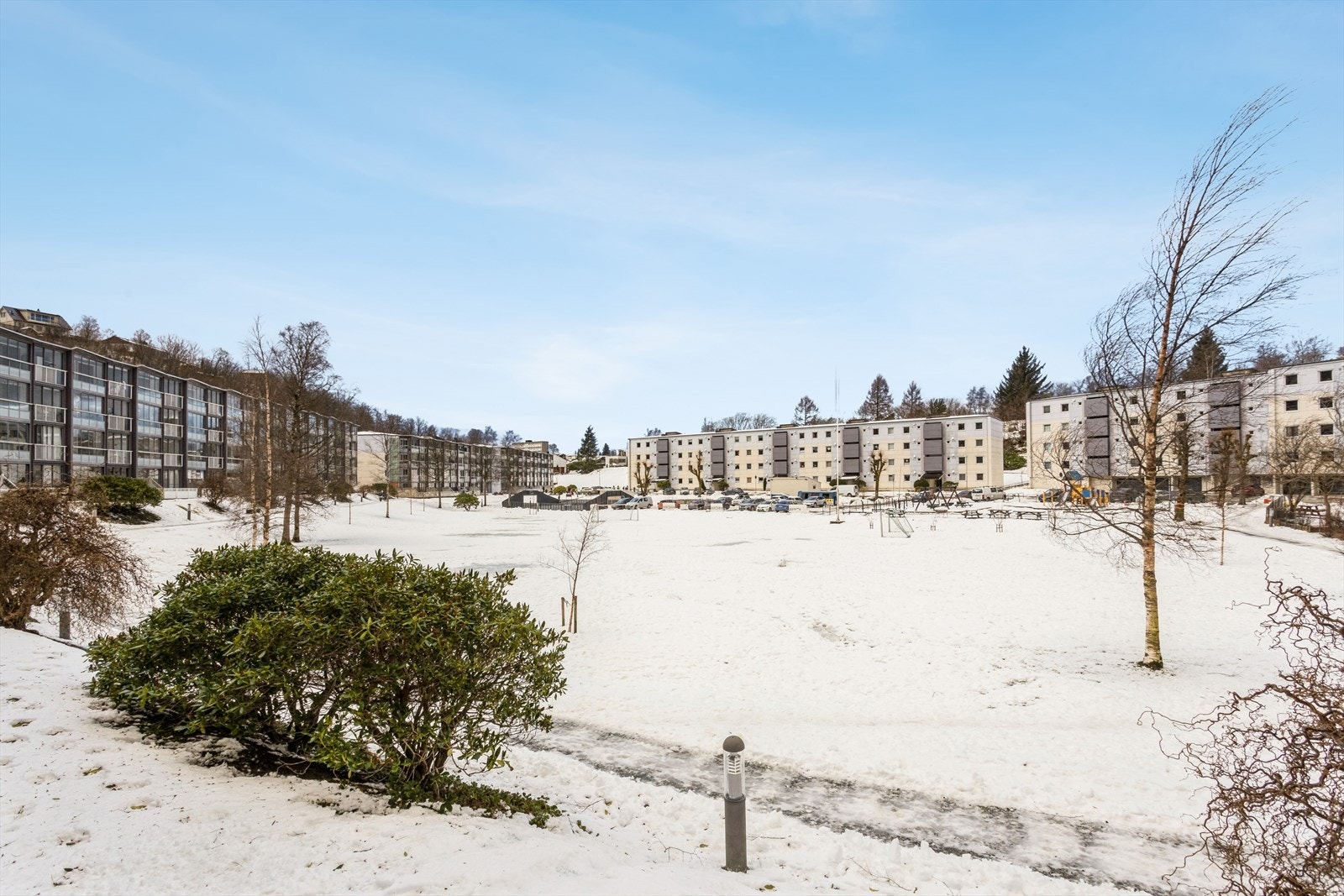 Leiligheten har en attraktiv plassering i første etasje, med stor uteplass på bakkeplan. Perfekt for eldre, for de med dyr eller familier med barn! Galleribilde