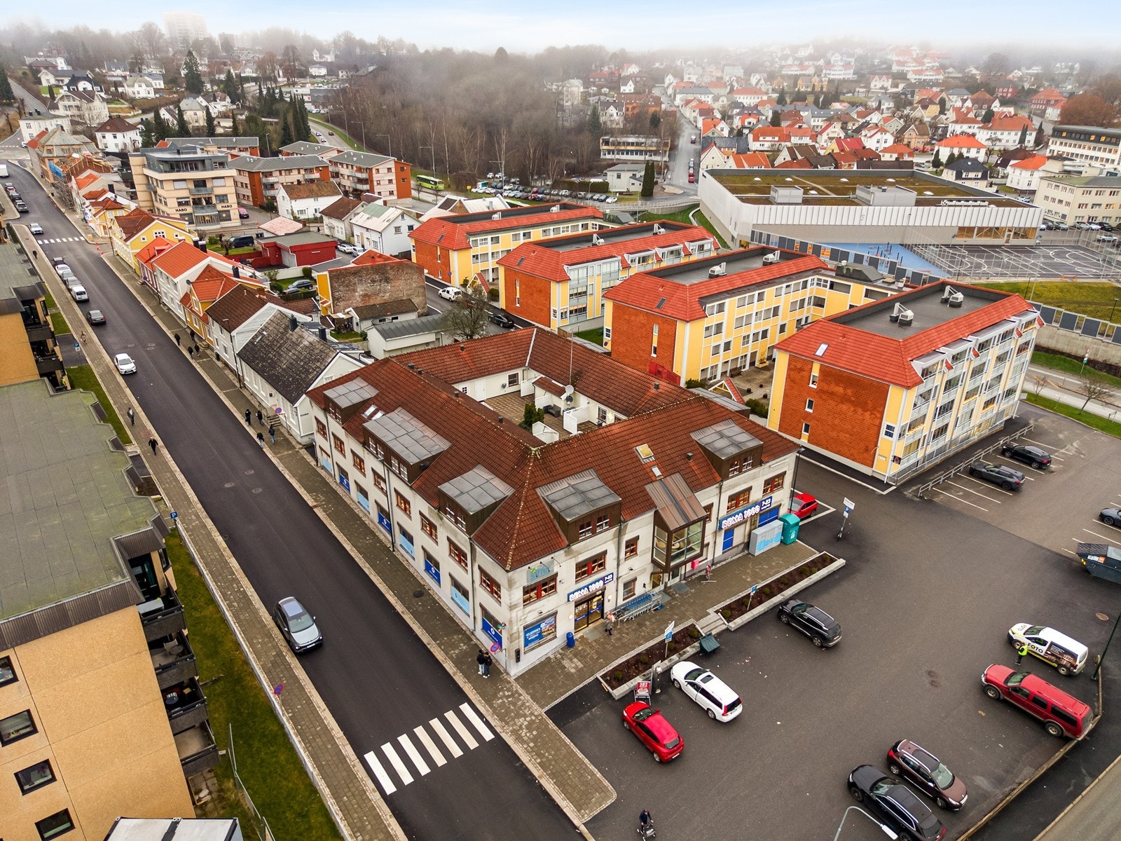 Boligen ligger i 3. etasje og har adkomst via både heis og trapp. Galleribilde
