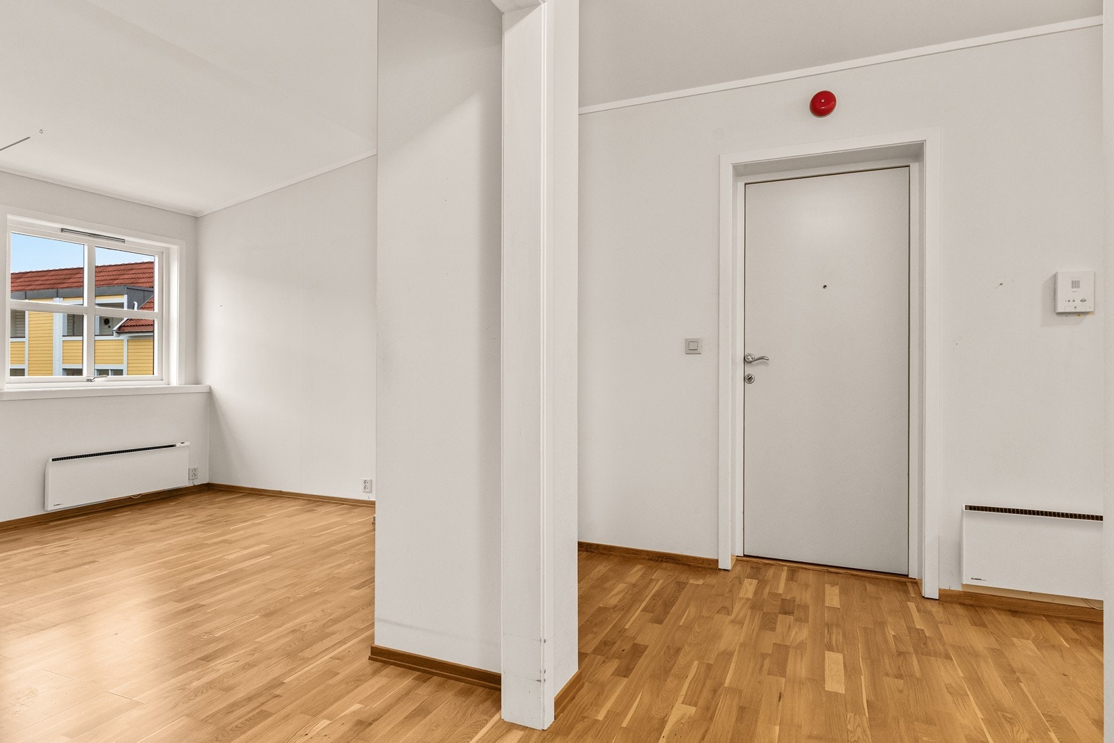 Gangen fungerer som et naturlig bindeledd mellom boligens ulike oppholdsrom og gir en ryddig og oversiktlig velkomst. Galleribilde