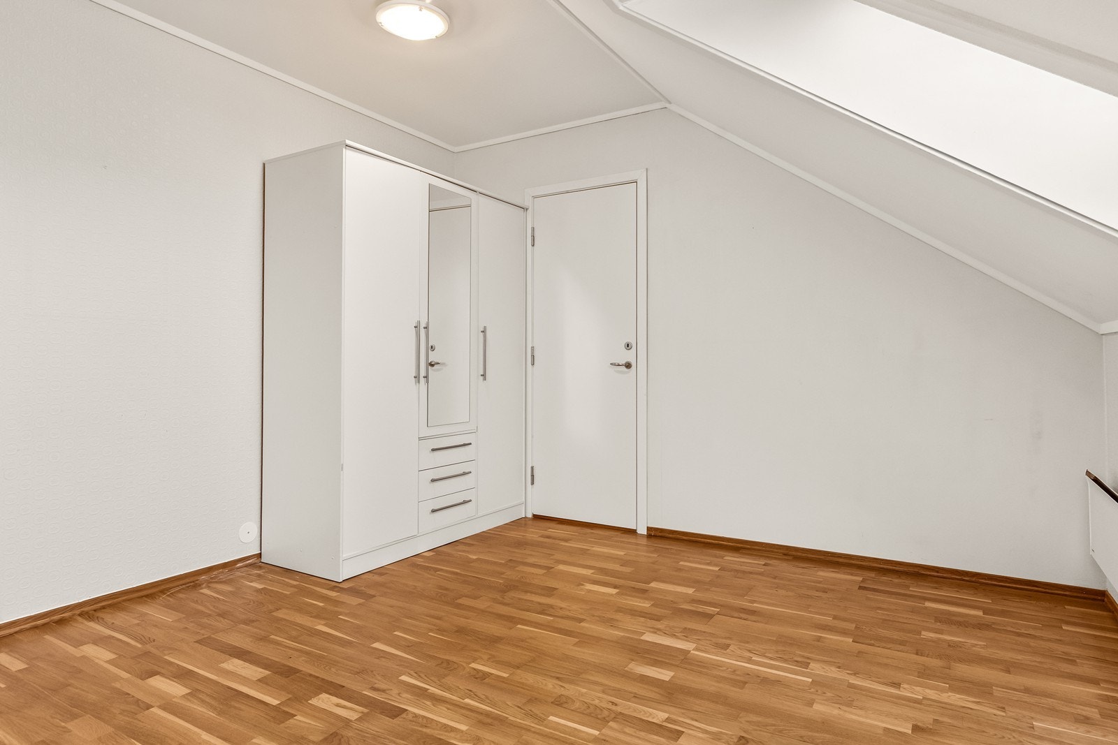 Her er det god plass til dobbeltseng og ønsket møblering. Rommet har frittstående garderobeskap som gir gode oppbevaringsmuligheter. Galleribilde