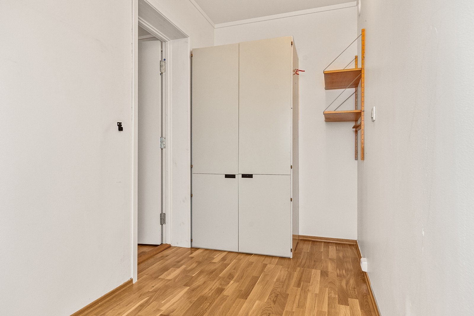 En praktisk innvendig bod på innsiden av soverom med plass til sesongtøy, lagring eller annet du ønsker lett tilgjengelig. Galleribilde