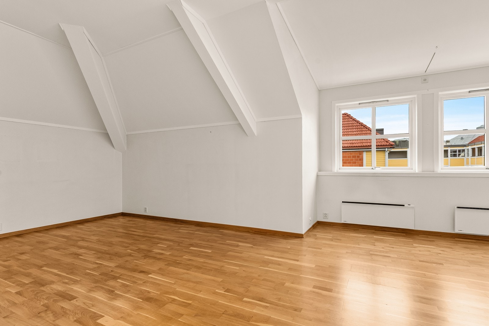 Stuen har lyse overflater som gjør rommet lett å møblere og gir en behagelig atmosfære. Utformingen gir god plass til både sofagruppe og spisebord. Galleribilde