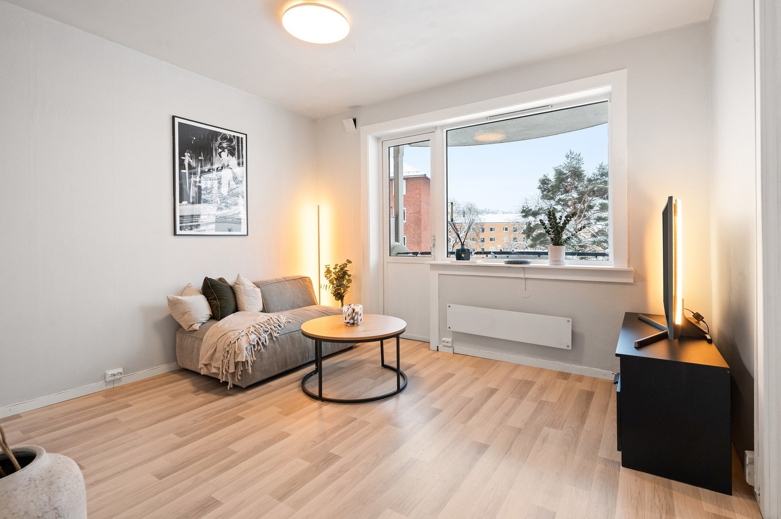 Leiligheten er holdt i lyse farger og behagelige farger kombinert med trestavs eikeparkett. Galleribilde