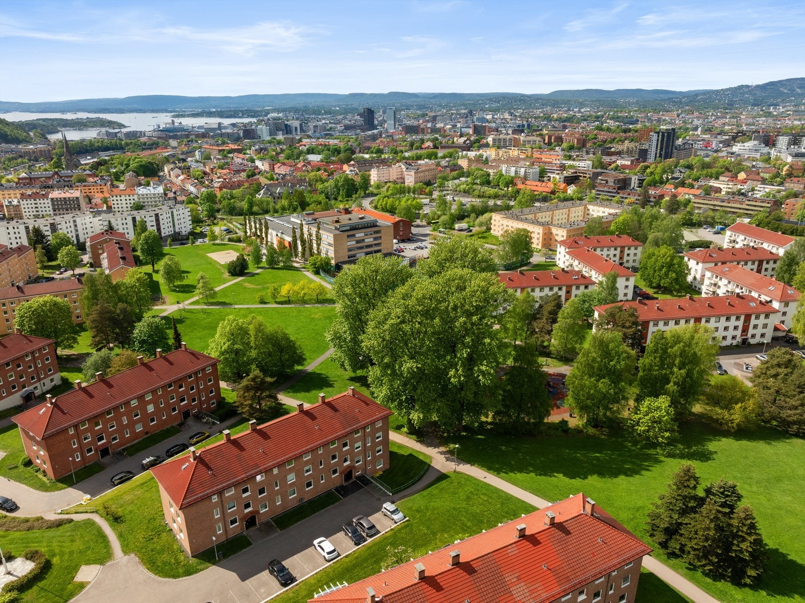 Området er omgitt av frodig natur og grønne lunger, med umiddelbar nærhet til både Svartdalsparken og Alnaelva som tilbyr flotte tur- og rekreasjonsmuligheter året rundt. Galleribilde