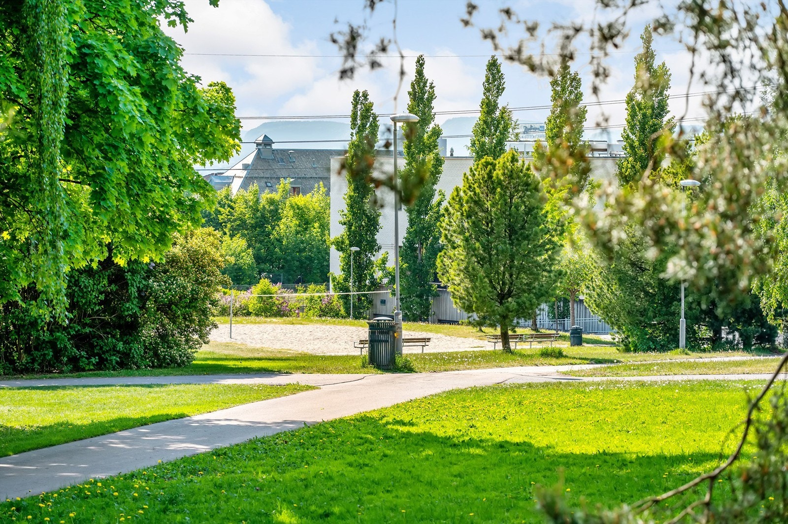 Nærområdet byr på velstelte fellesarealer med lekeplasser, sittegrupper og bilfrie gangveier som skaper et trygt og trivelig miljø, spesielt for barnefamilier. Galleribilde