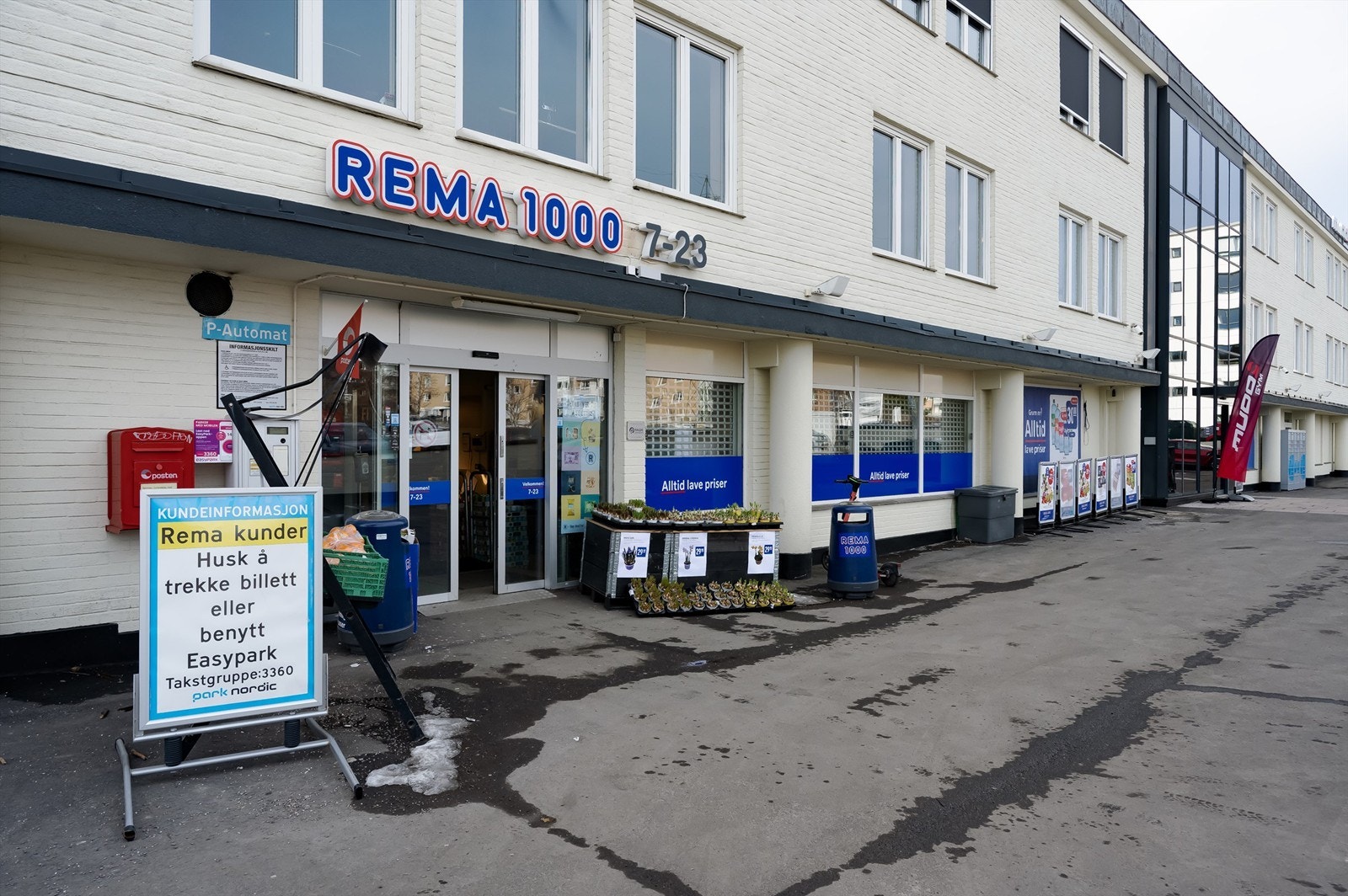 Nærmeste dagligvarebutikker inkluderer Rema 1000 og Coop Prix på Etterstad, i tillegg til Etterstad Matkjøp som ligger kun 4 minutter fra inngangsdøren og er perfekt for raske hverdagsinnkjøp. Galleribilde