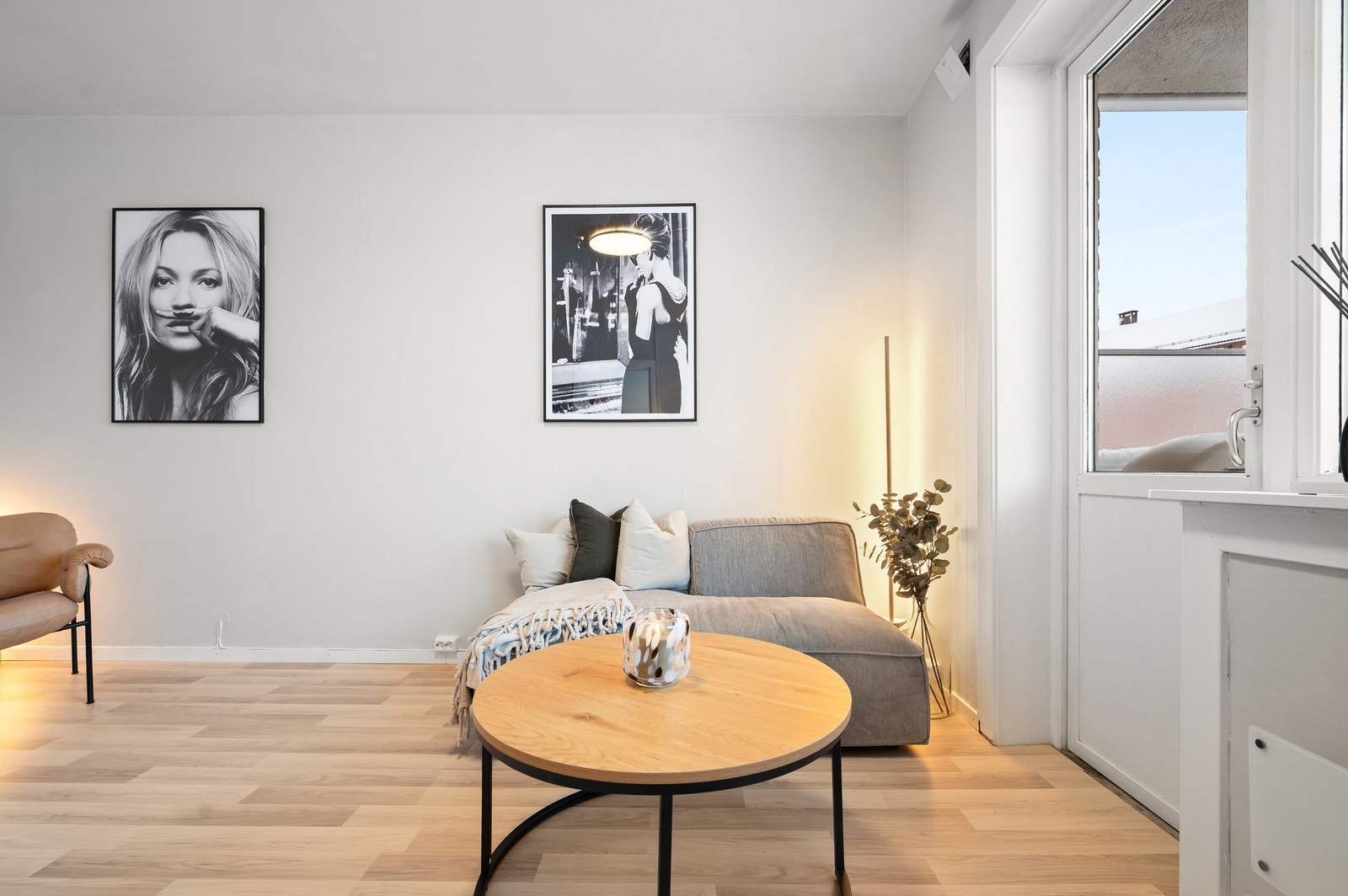 Her kan det enkelt møbleres med en hyggelig sofakrok med tilhørende stuemøblement. Galleribilde