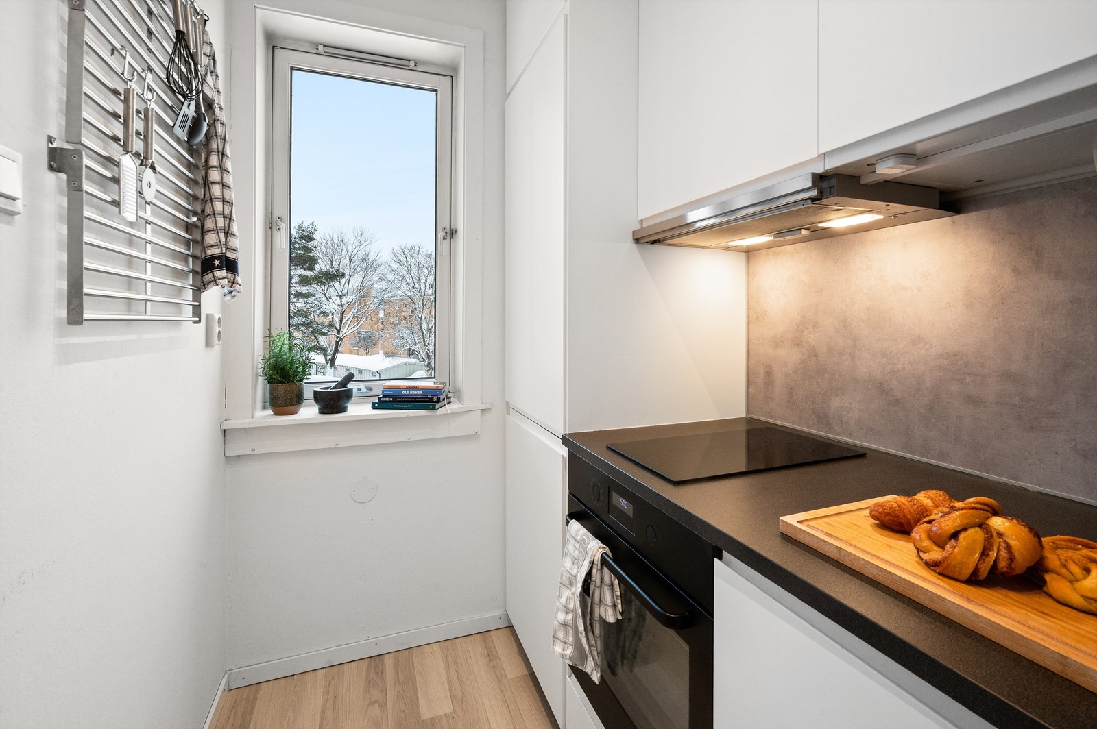 Kjøkkenet er fra 2021 og har integrerte hvitevarer som induksjonstopp, stekeovn og kjøleskap. Galleribilde