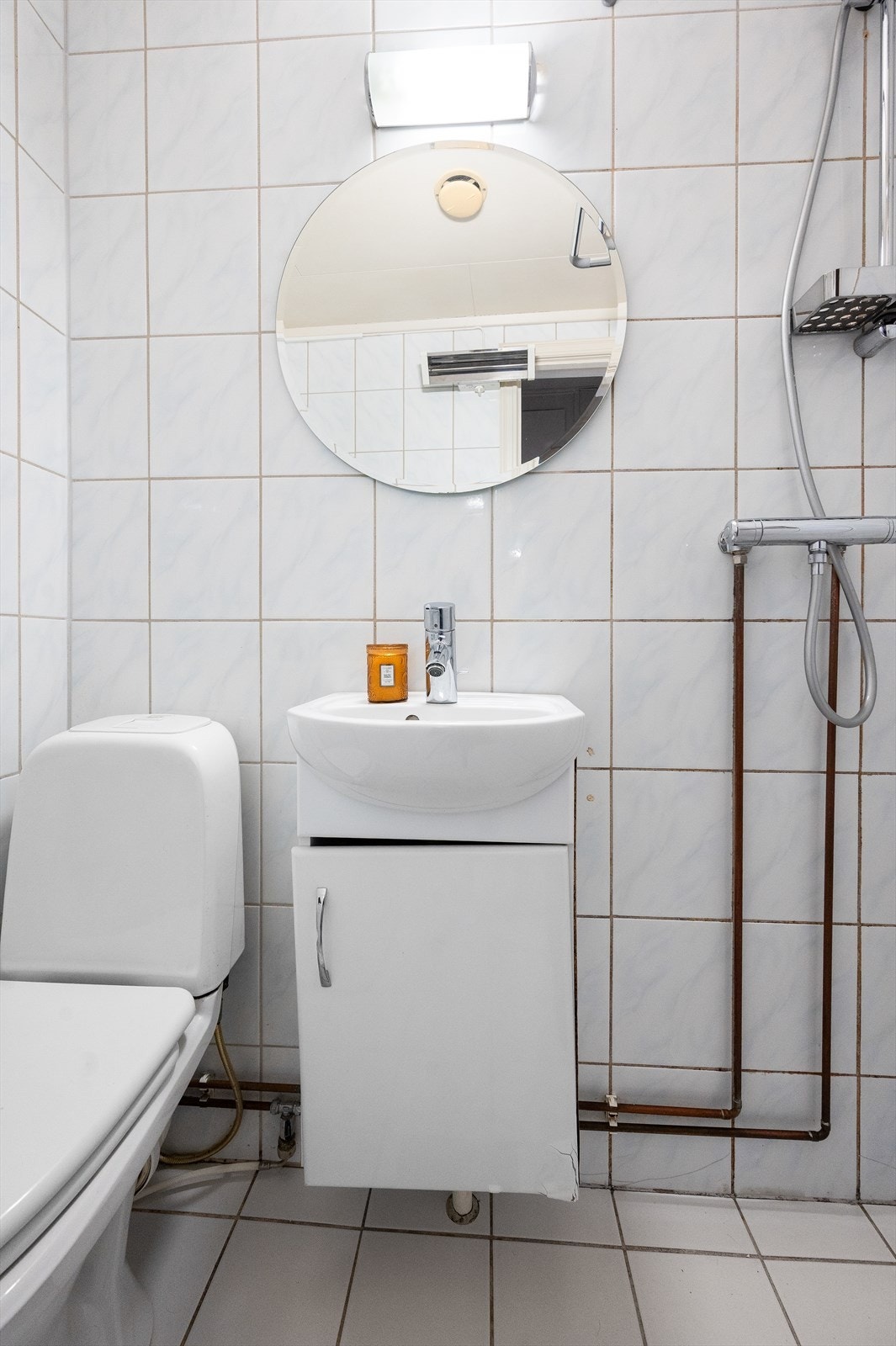 Det er montert reflektorovn på veggen og det er opplegg for vaskemaskin. Galleribilde