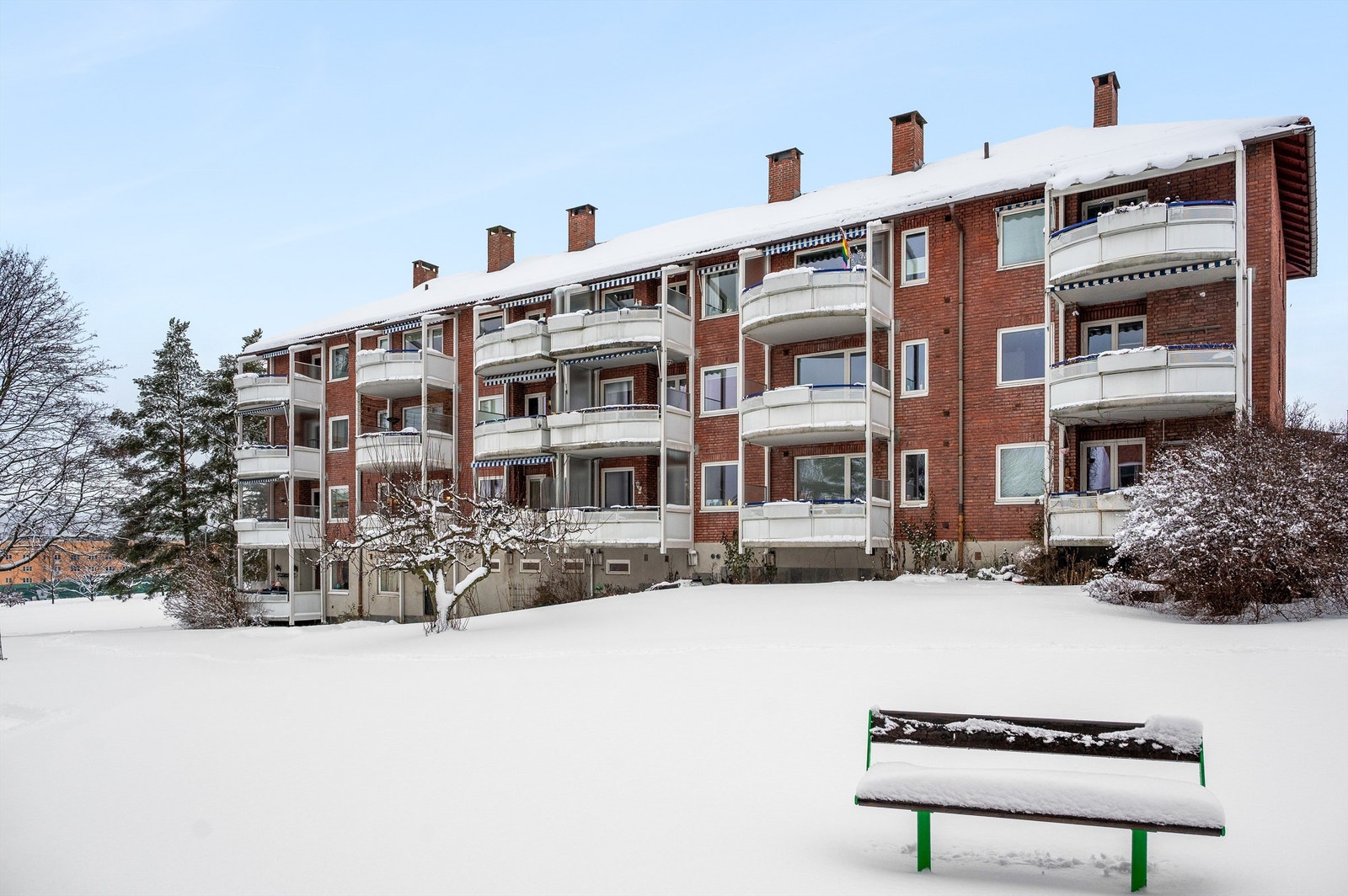 Dette er et rolig og grønt boområde som samtidig er svært sentralt, med gangavstand til offentlig transport, rekreasjonsområder og et bredt spekter av servicetilbud. Galleribilde