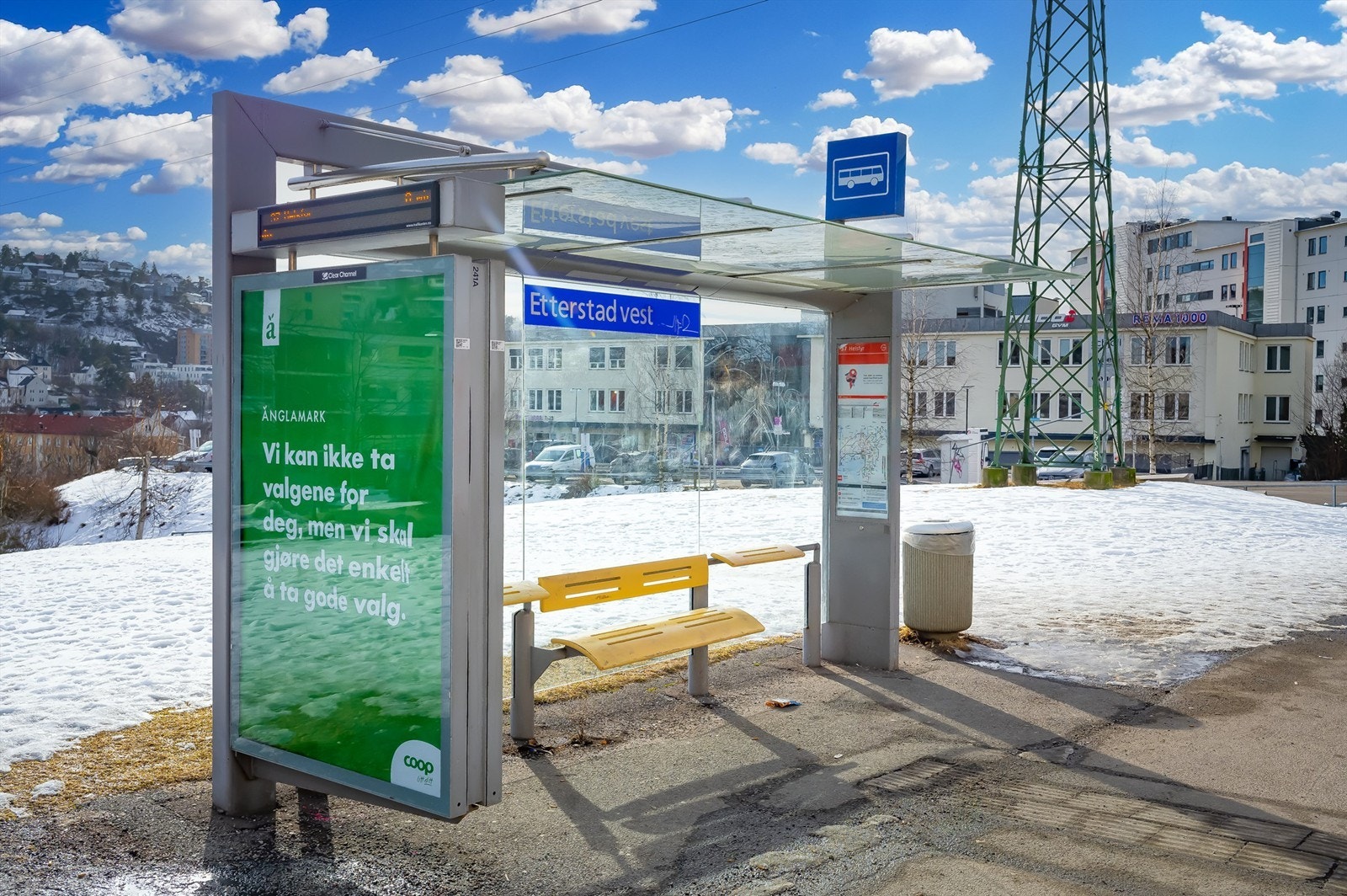 Transportmulighetene er svært gode. Busslinje 37 stopper rett utenfor, og det er kort vei til flere t-banestasjoner som Helsfyr, Bryn og Ensjø som gir rask tilgang til hele byen. Galleribilde