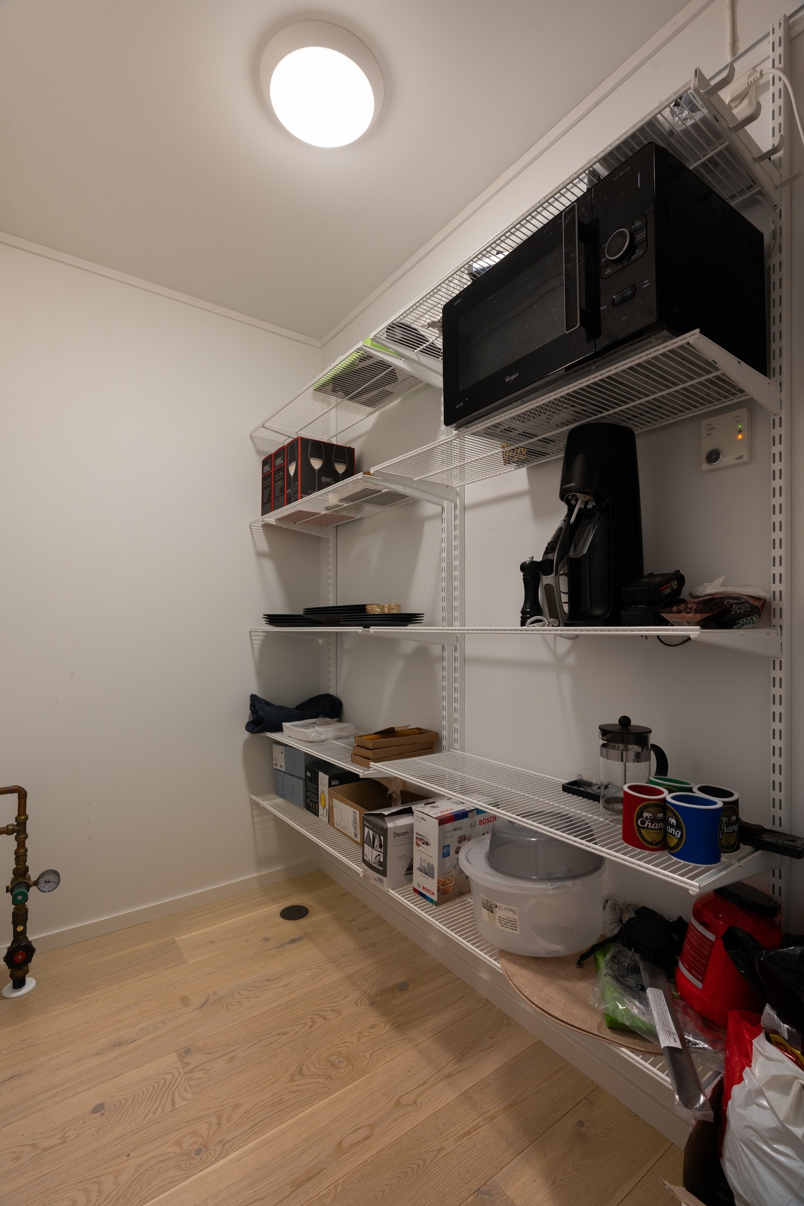 Praktisk innvendig bod med hyller.