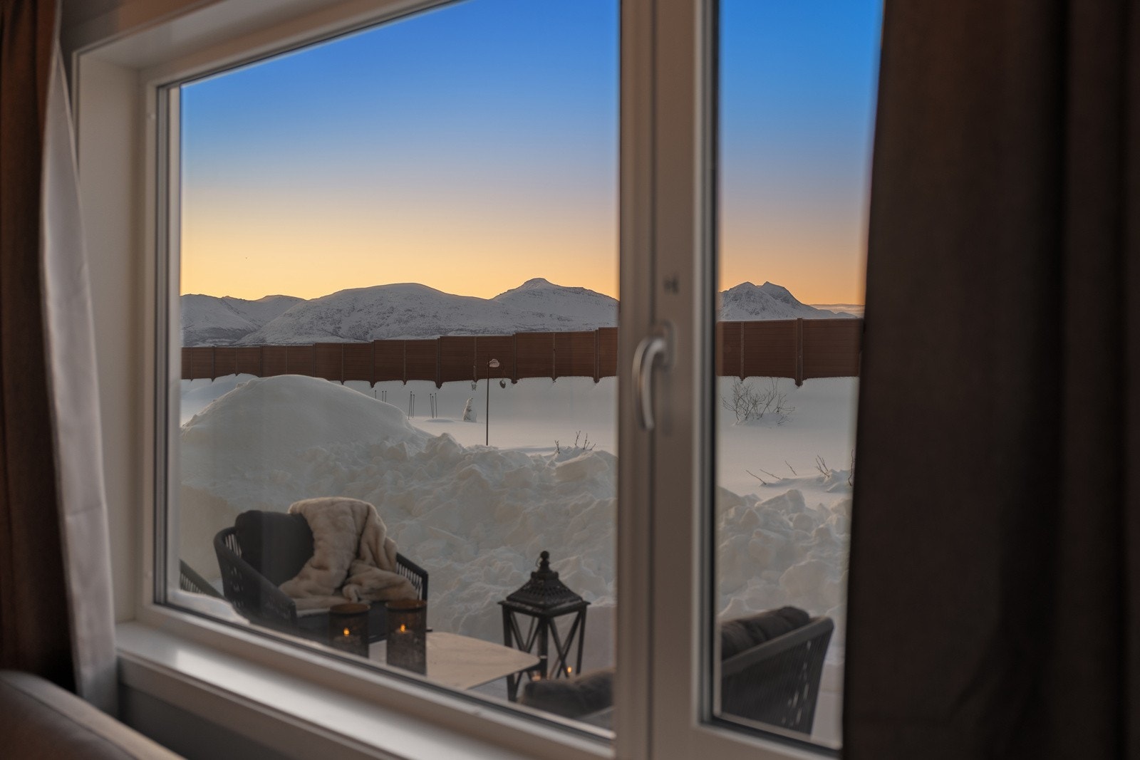 Nydelig utsikt fra sofakroken mot fjellene.