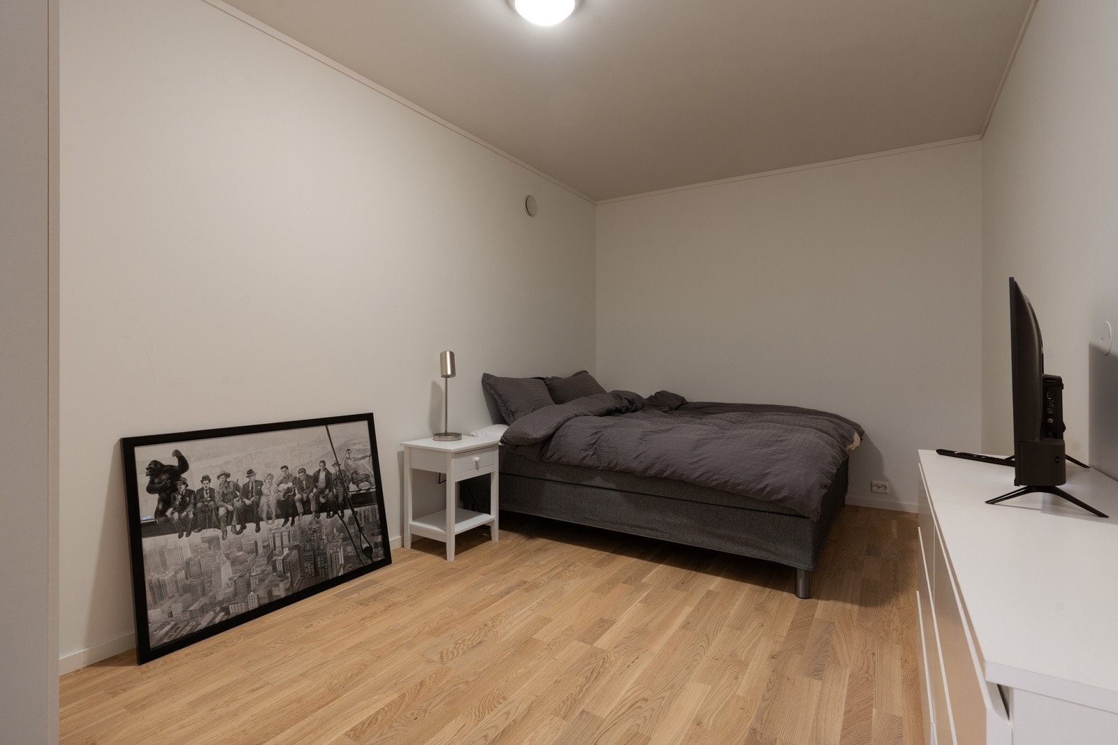 Leiligheten har et ekstra rom som dagens eier benytter som soverom. Rommet er ikke godkjent som soverom.