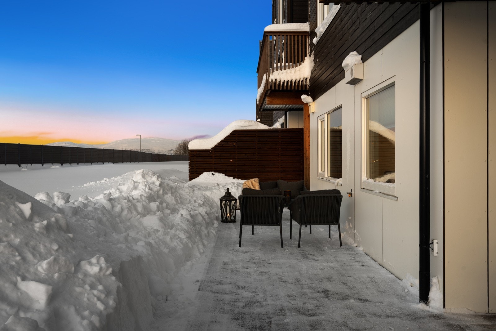 Uteområdet i front, ved inngangspartiet, er stort og barnevennlig.