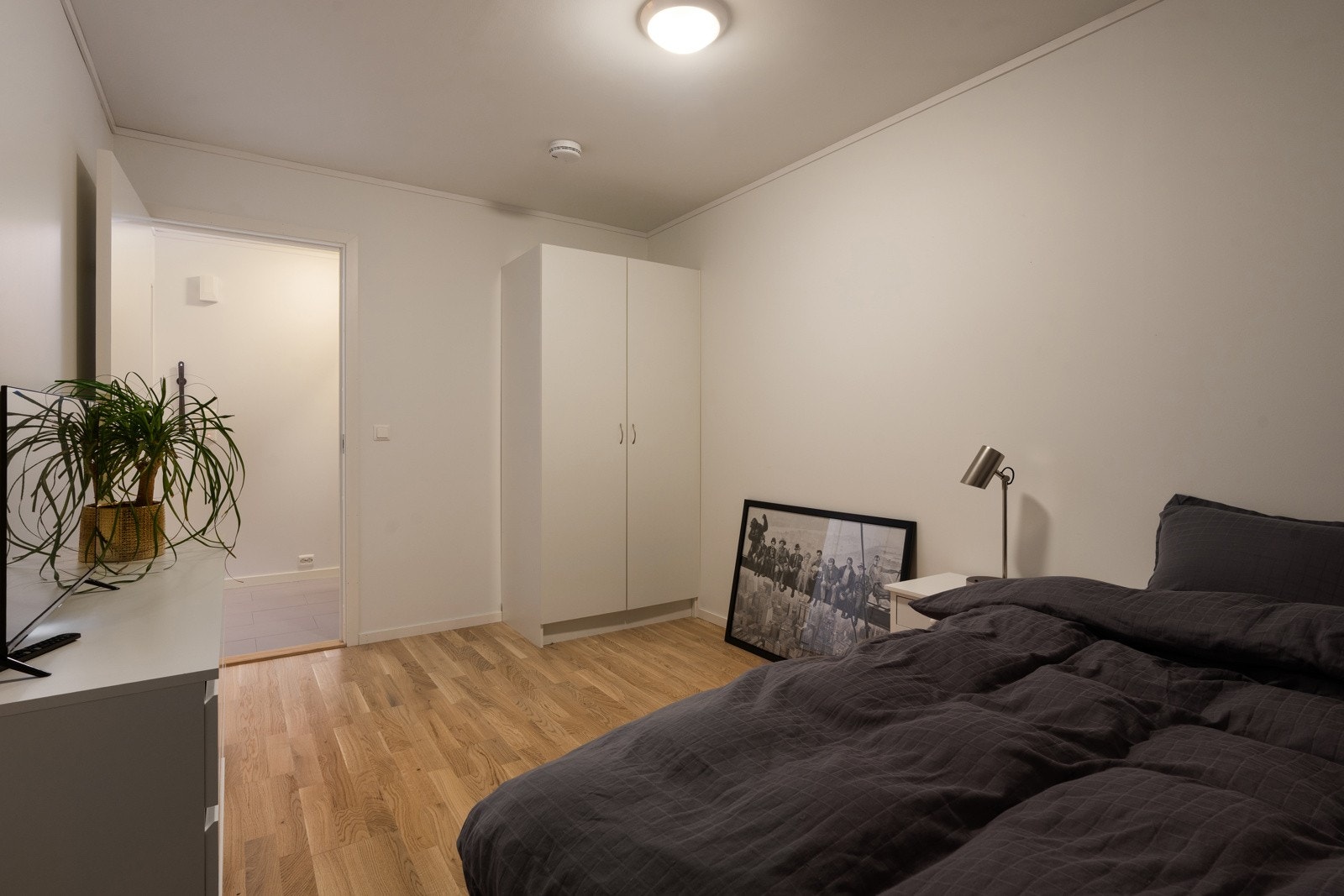 Rommet er romslig med garderobeskap.